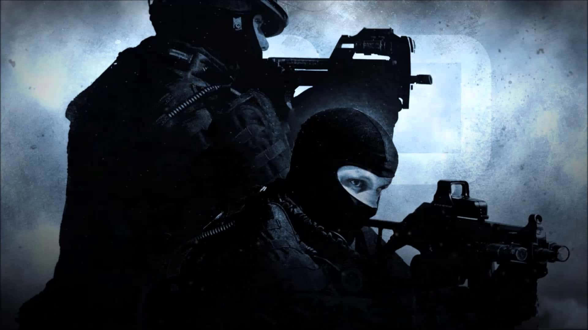 《反恐精英：全球 Offensive》1080p 精美遊戲背景 壁紙 — 兩名身穿戰術裝備、手持步槍的陰影士兵，在昏暗藍色燈光下，站在一個粗糙、煙霧瀰漫的環境中。