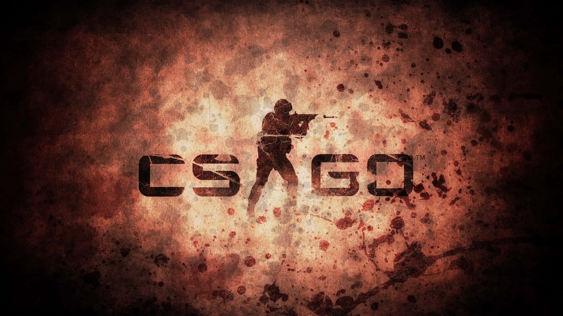 《反恐精英：全球 Offensive》1080p 深色凌亂背景 壁紙 — 一個CS:GO士兵嘅粗糙剪影，喺沾滿血跡嘅橙色同啡色紋理背景上開槍射擊。