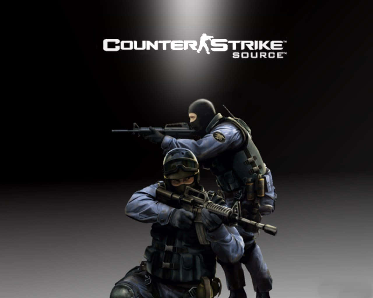 兩名身穿戰術裝備的武裝士兵在聚光燈下瞄準武器，並帶有Counter Strike Source標誌。
