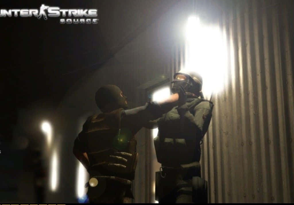 兩名身穿戰術裝備的士兵在黑暗的走廊中在強光下戰鬥。