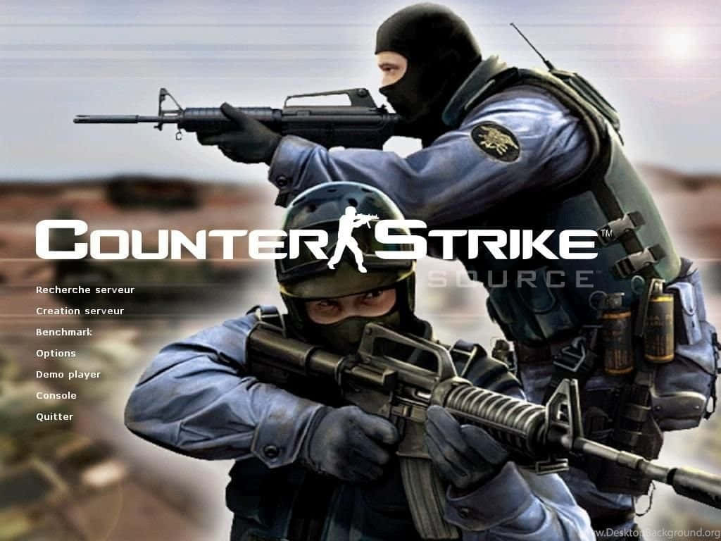 兩名身穿戰術裝備的武裝士兵在沙漠環境中瞄準步槍。