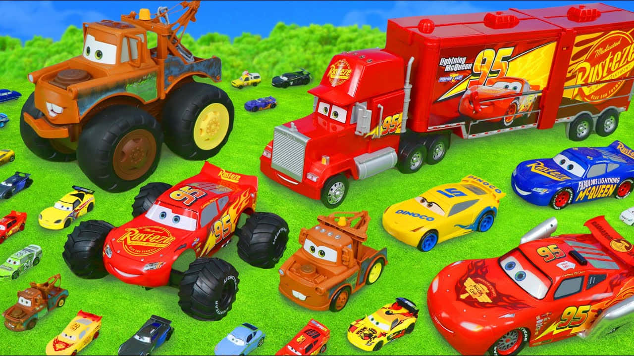 toys 桌布 壁紙 — 《反斗車王》系列嘅鮮豔玩具車喺晴朗藍天下嘅鮮綠色草地上玩。