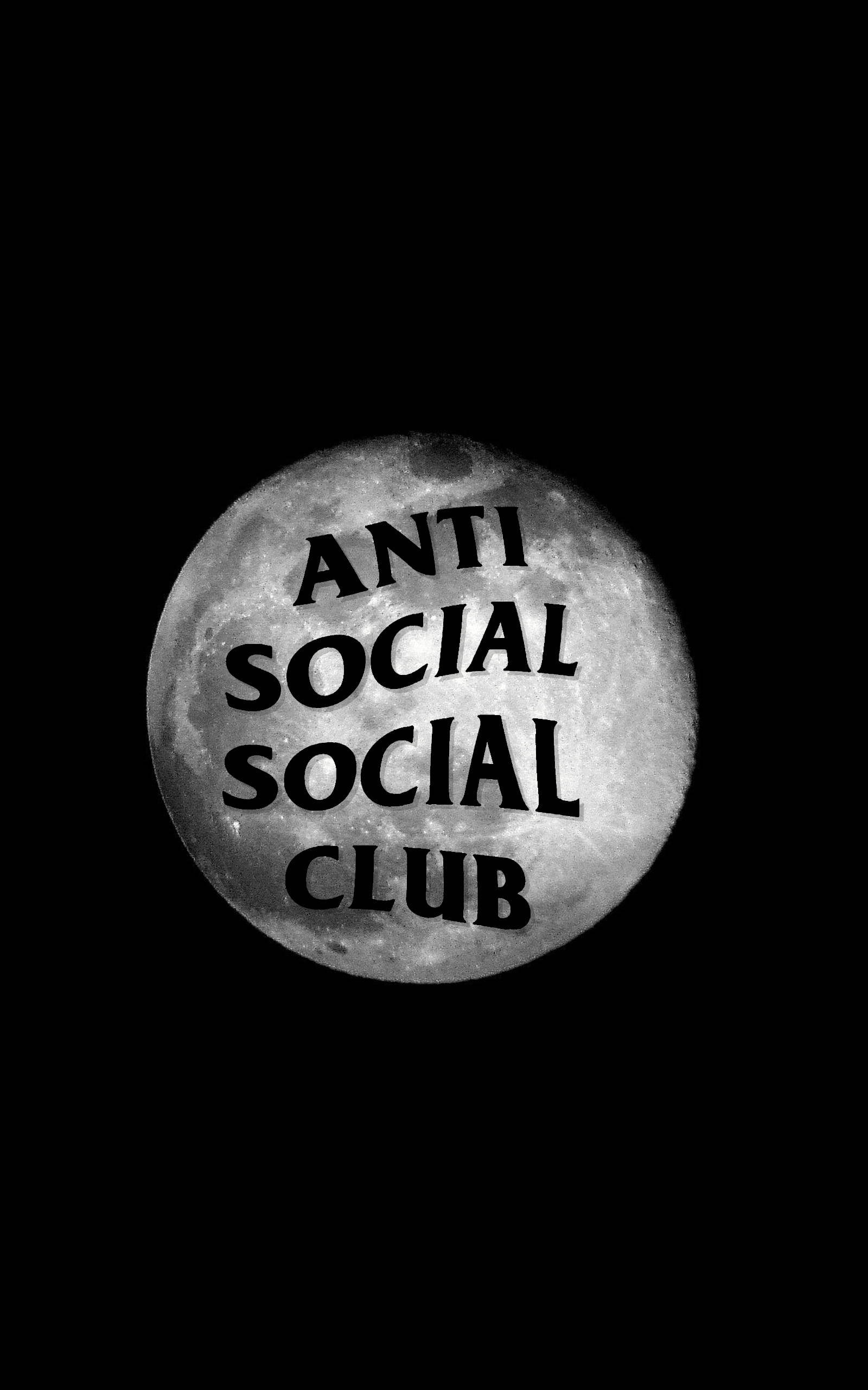 反社交社交俱樂部月光 壁紙 — 一個清晰的黑白月亮，上面有粗體文字 anti social social club，背景是虛空。