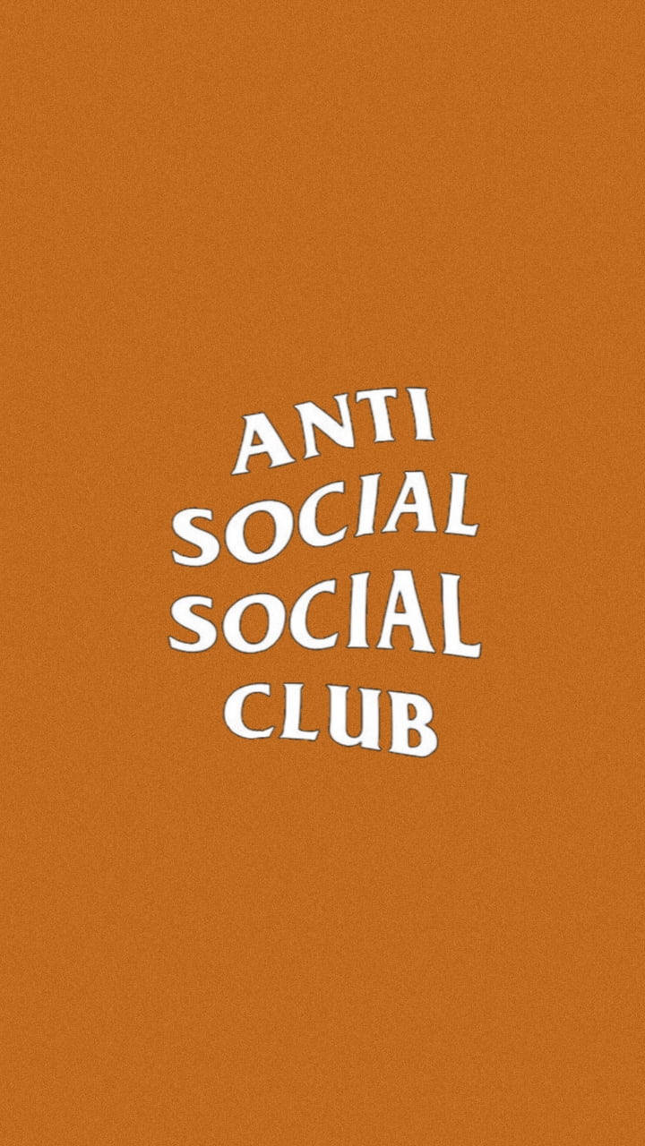 反社交社交俱樂部橙色 壁紙 — 粗體白色文字「ANTI SOCIAL SOCIAL CLUB」居中顯示在帶有紋理的焦橙色背景上。
