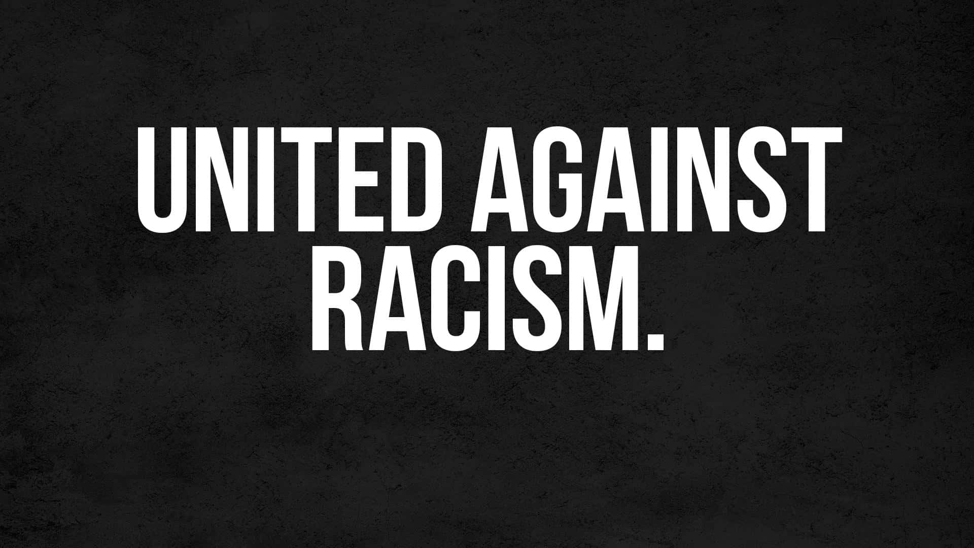 紋理黑色背景上顯示「united against racism」的文字。