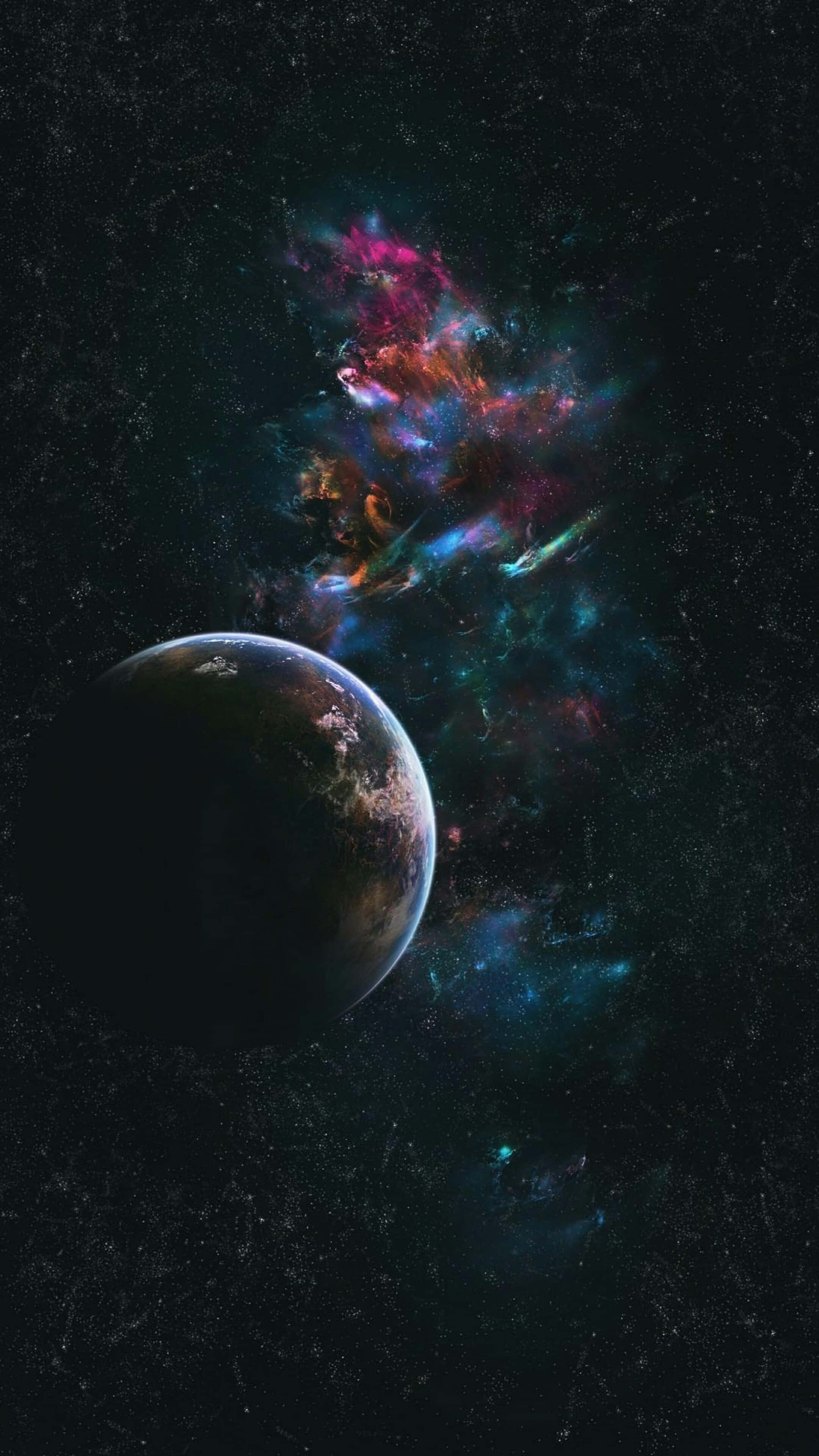 取得最新最佳的 iPhone 13 壁紙 — 一顆帶有旋轉雲層的行星，在佈滿星辰的虛空中，繞著一個散發粉紅、藍色和橙色光芒的活躍宇宙星雲運行。
