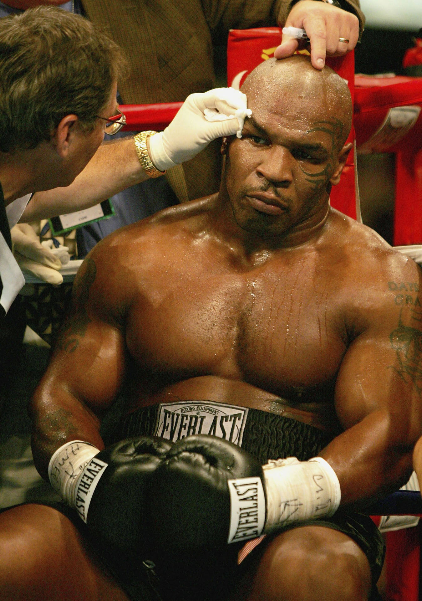 Mike Tyson 在拳擊擂台上由教練照料。