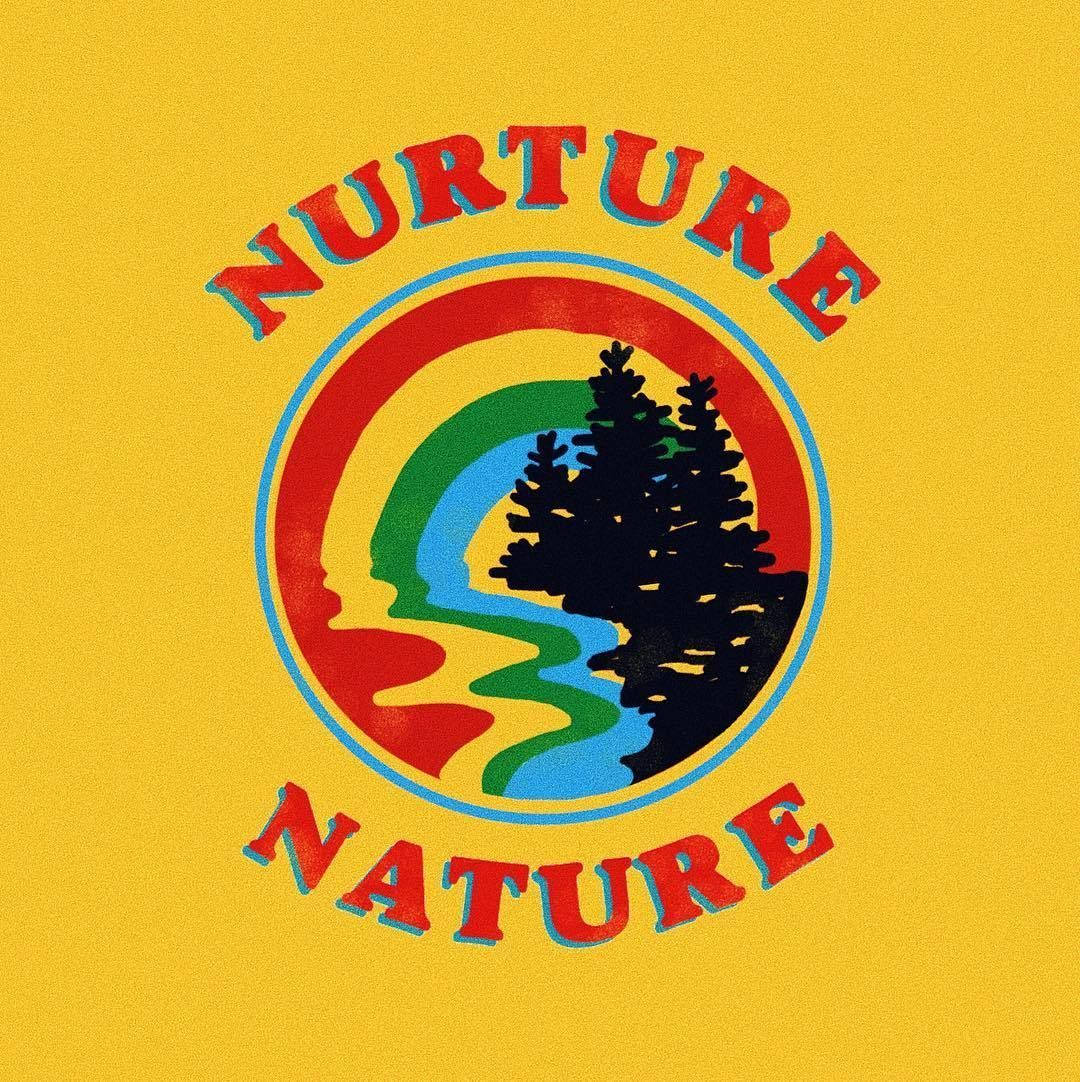 受嬉皮士靈感啟發的自然寧靜美學 壁紙 — 大膽復古標誌，'NURTURE NATURE' 拱形橫跨彩虹色河流，流過黑色松樹剪影，背景為黃色。