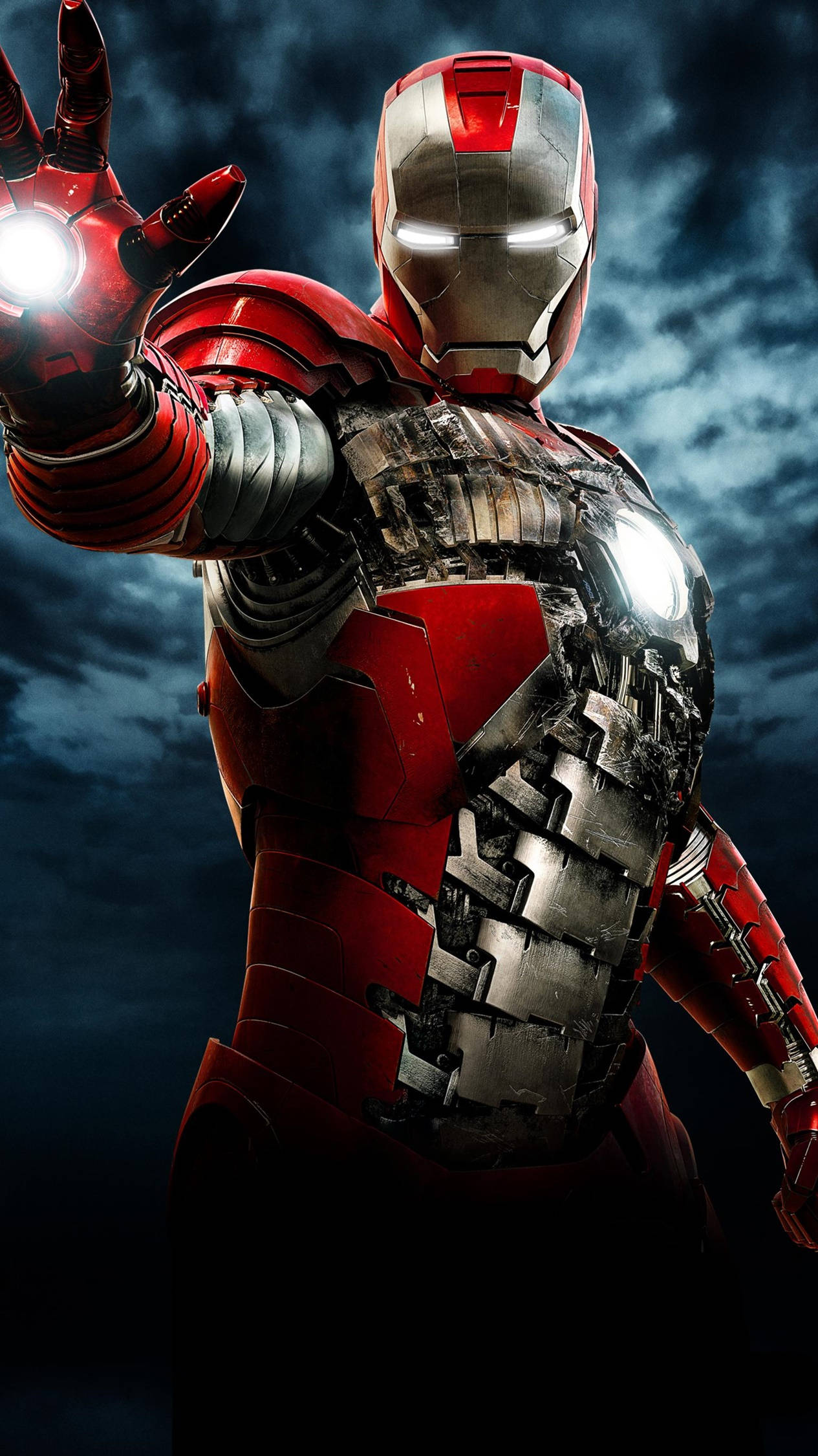 Iron Man Full HD 桌布 壁紙 — 受損的紅色和金色盔甲的鐵甲奇俠在黑暗暴風雨的天空中伸出發光的斥力手。