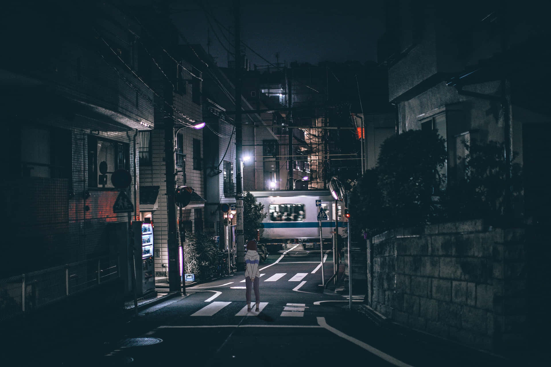 夜晚街道行人過路處，火車駛過時站立的人
