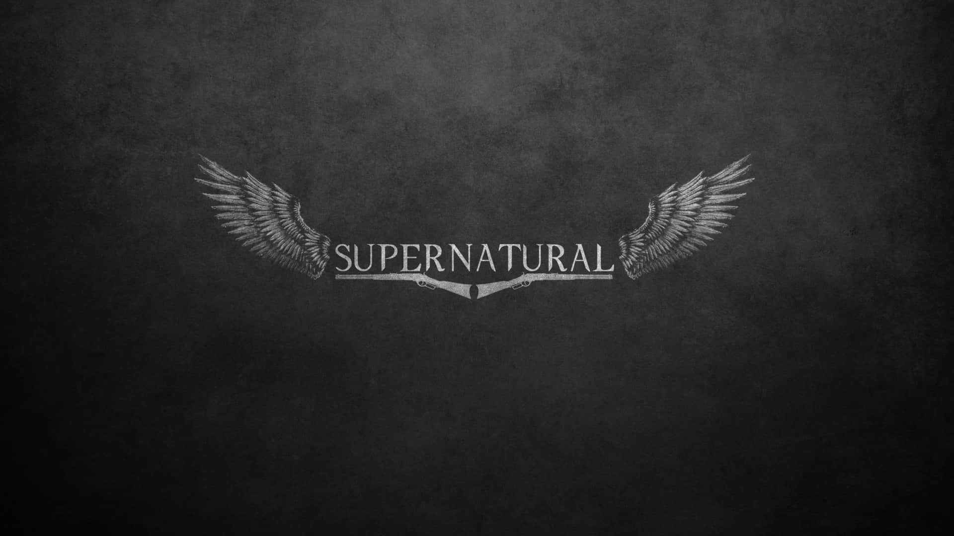 深色紋理背景上帶翅膀的 Supernatural 標誌