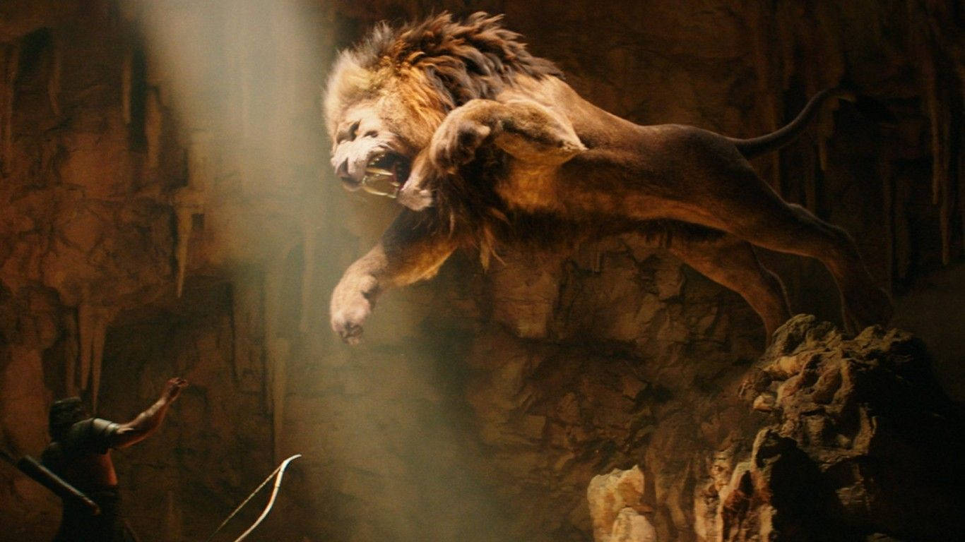 一頭獅子躍向一個弓箭手，在一個昏暗的洞穴中，只有一束光照亮。