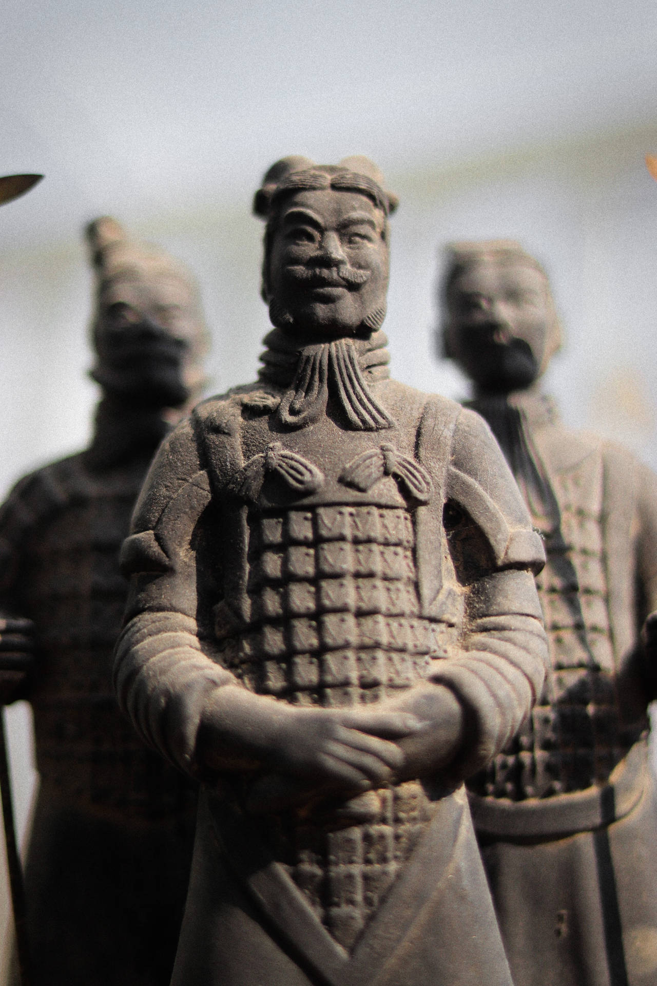 兵馬俑雕像，帶有詳細的盔甲和冷靜的表情。