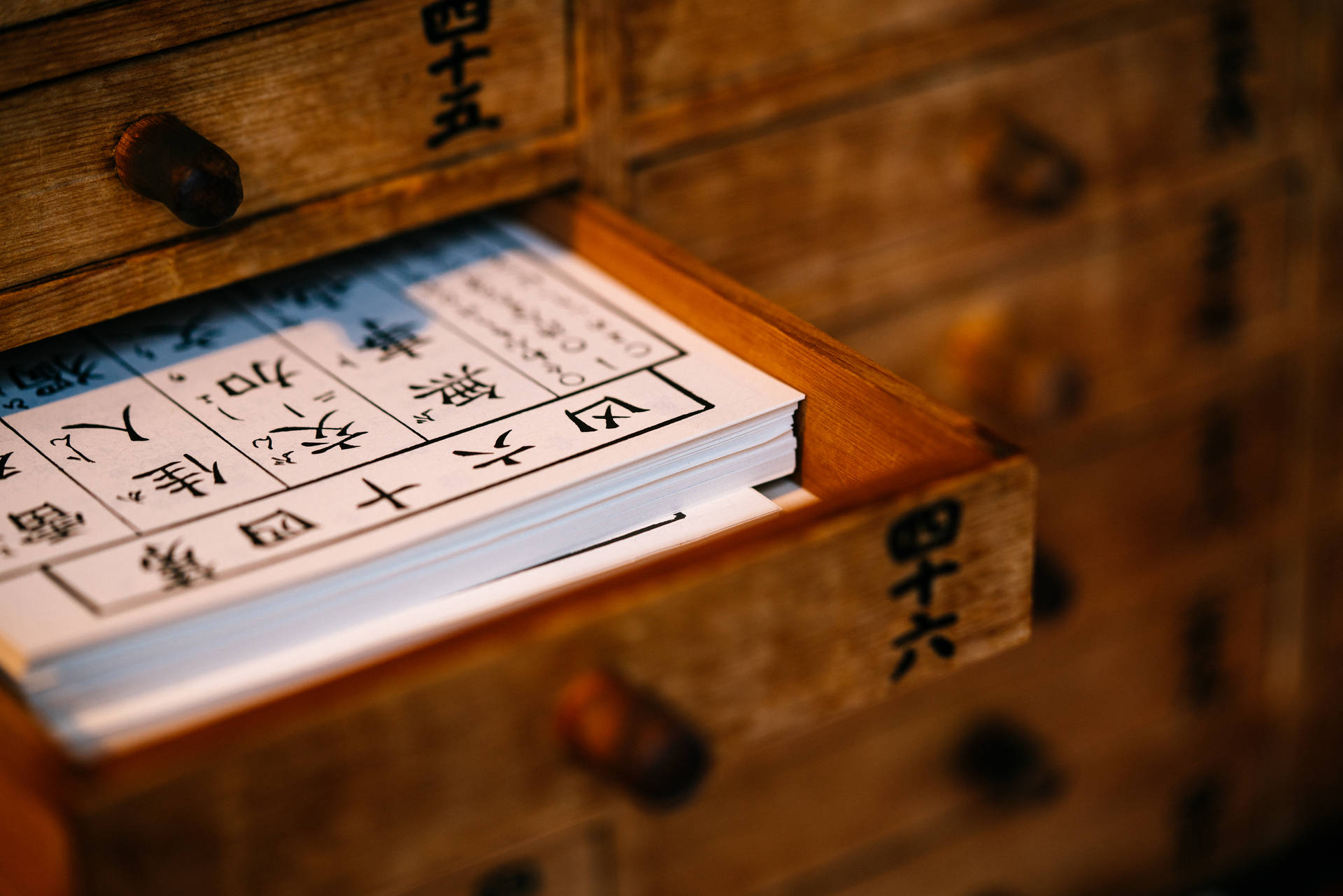 打開的木抽屜，有日文字，裡面裝著傳統紙張文件。