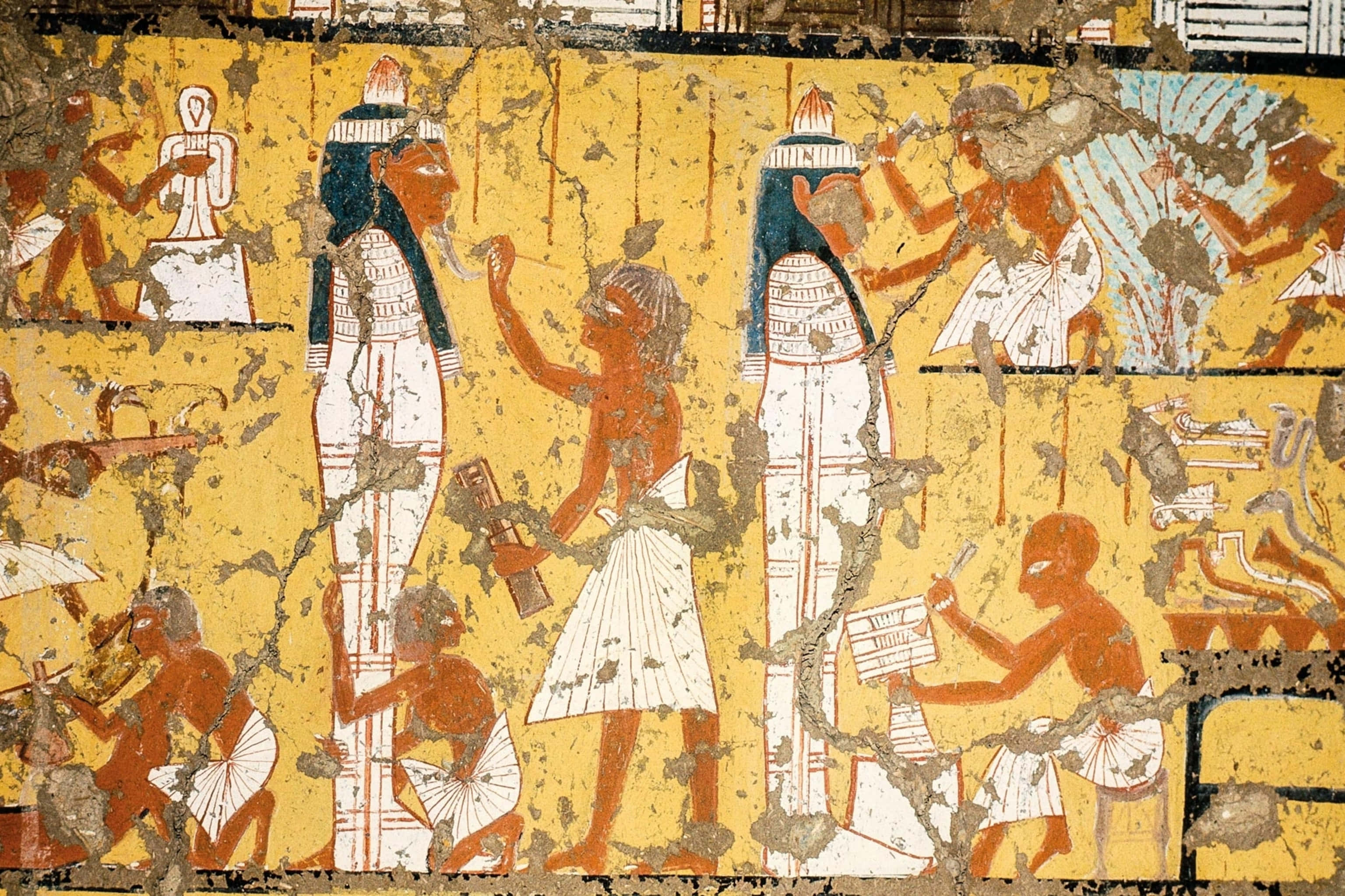 Ancient Egypt 桌布 壁紙 — 古埃及墓室壁畫，以鮮豔的赭色和藍色在龜裂的黃色灰泥上描繪象形文字人物。