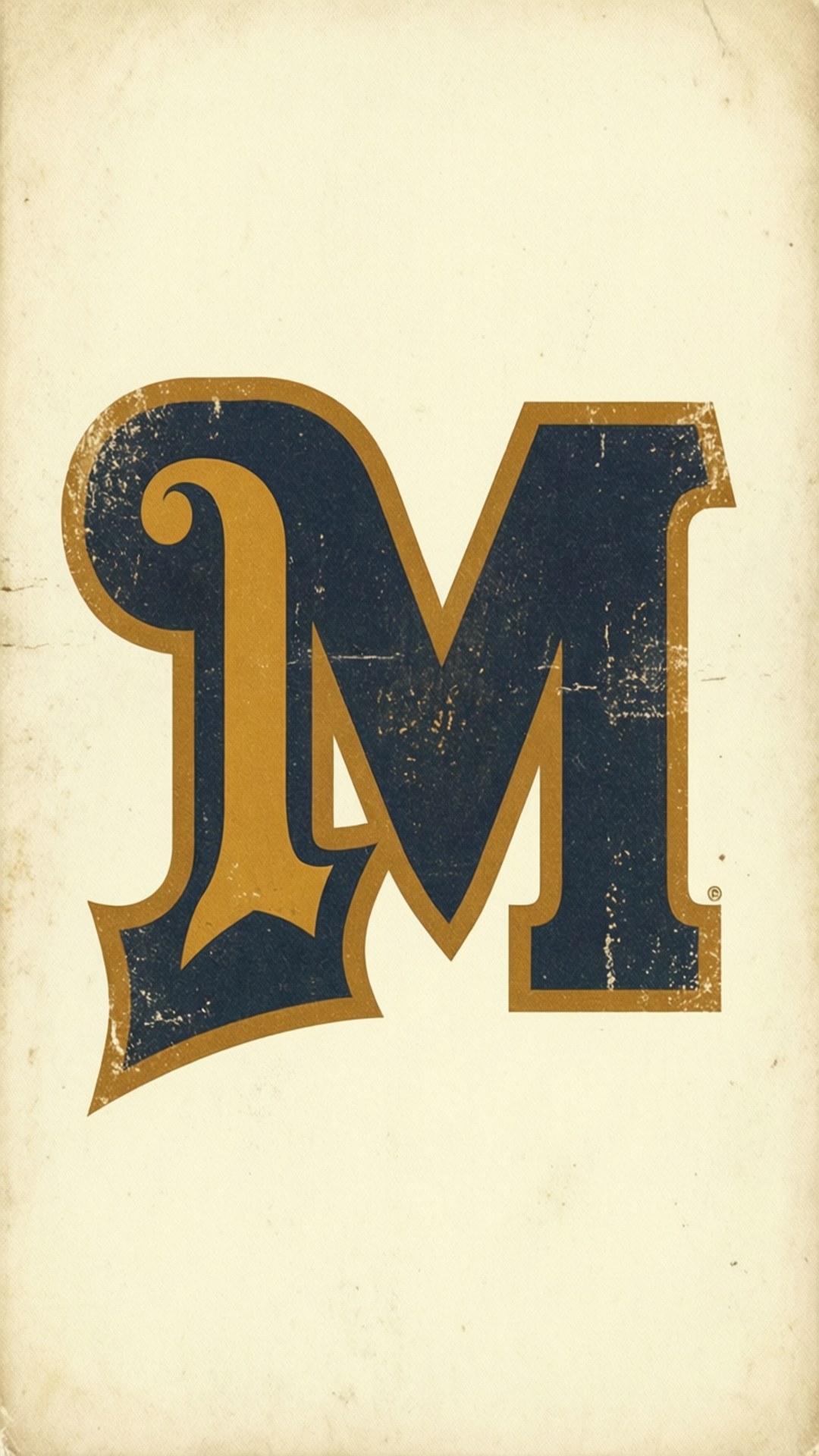 古早 Brewer 'M' 標誌 壁紙 — 在奶油色紋理背景上，帶有金色邊飾的復古風格海軍藍字母M。