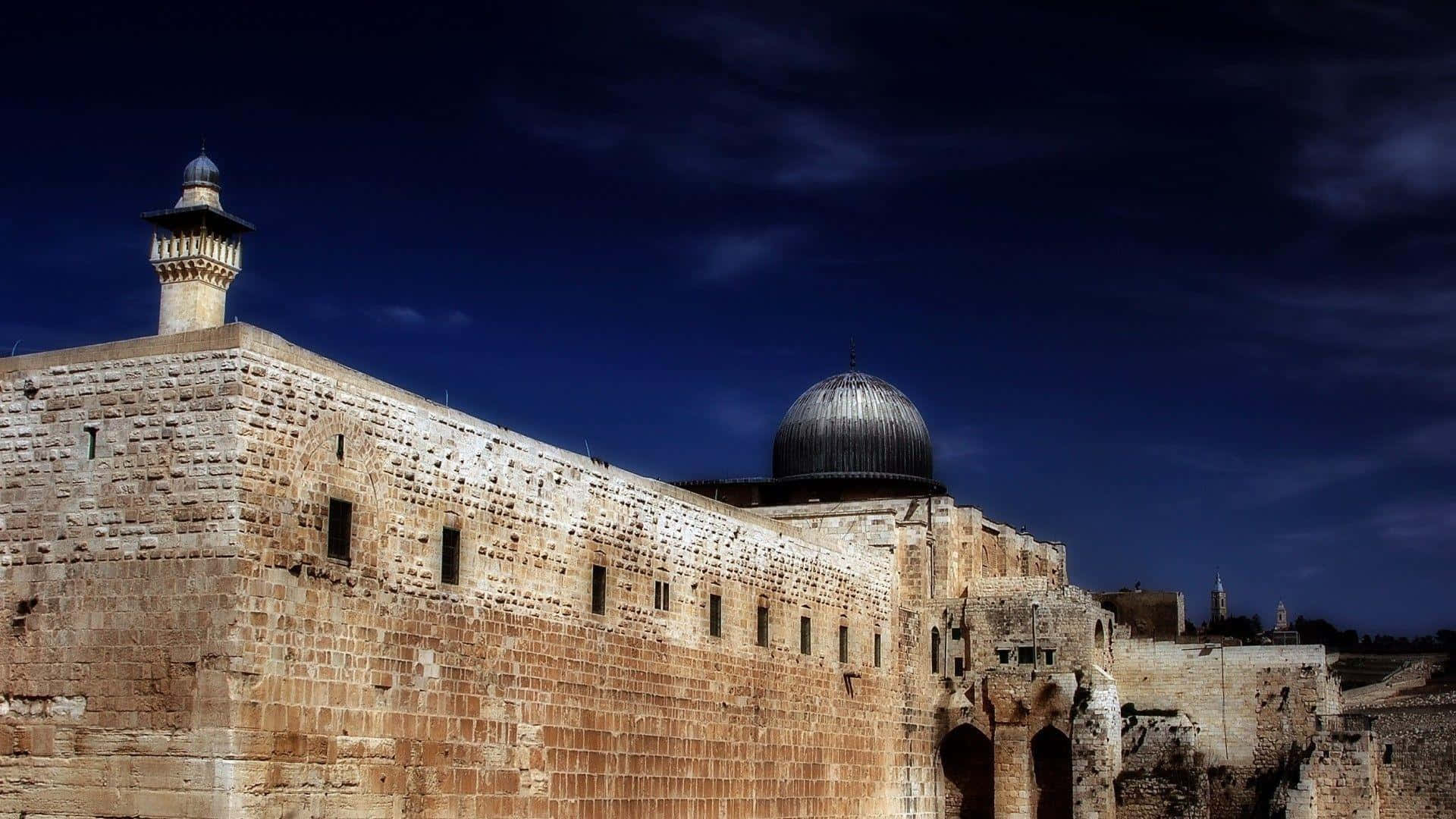 Israel 桌布 壁紙 — 古老的石牆和圓頂清真寺矗立在戲劇性的深藍色暮色天空下。