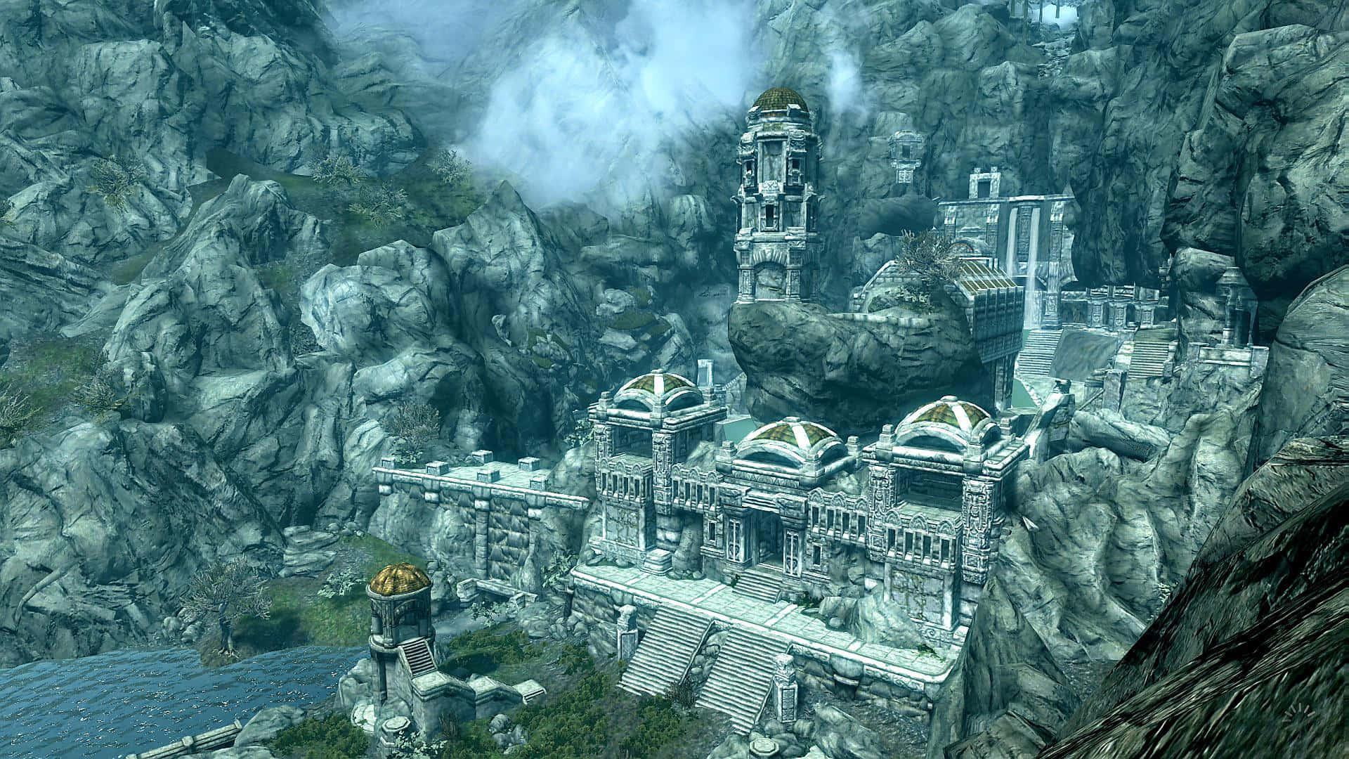 Skyrim Markarth 桌布 壁紙 — 古老石廟群坐落在迷霧懸崖上，俯瞰著幻想景觀中寧靜的湖泊。