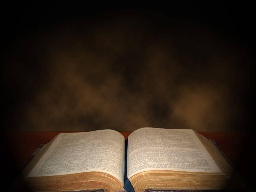 一本古老的打開的書被溫暖的光線照亮，放在木質表面上，背景有煙霧。