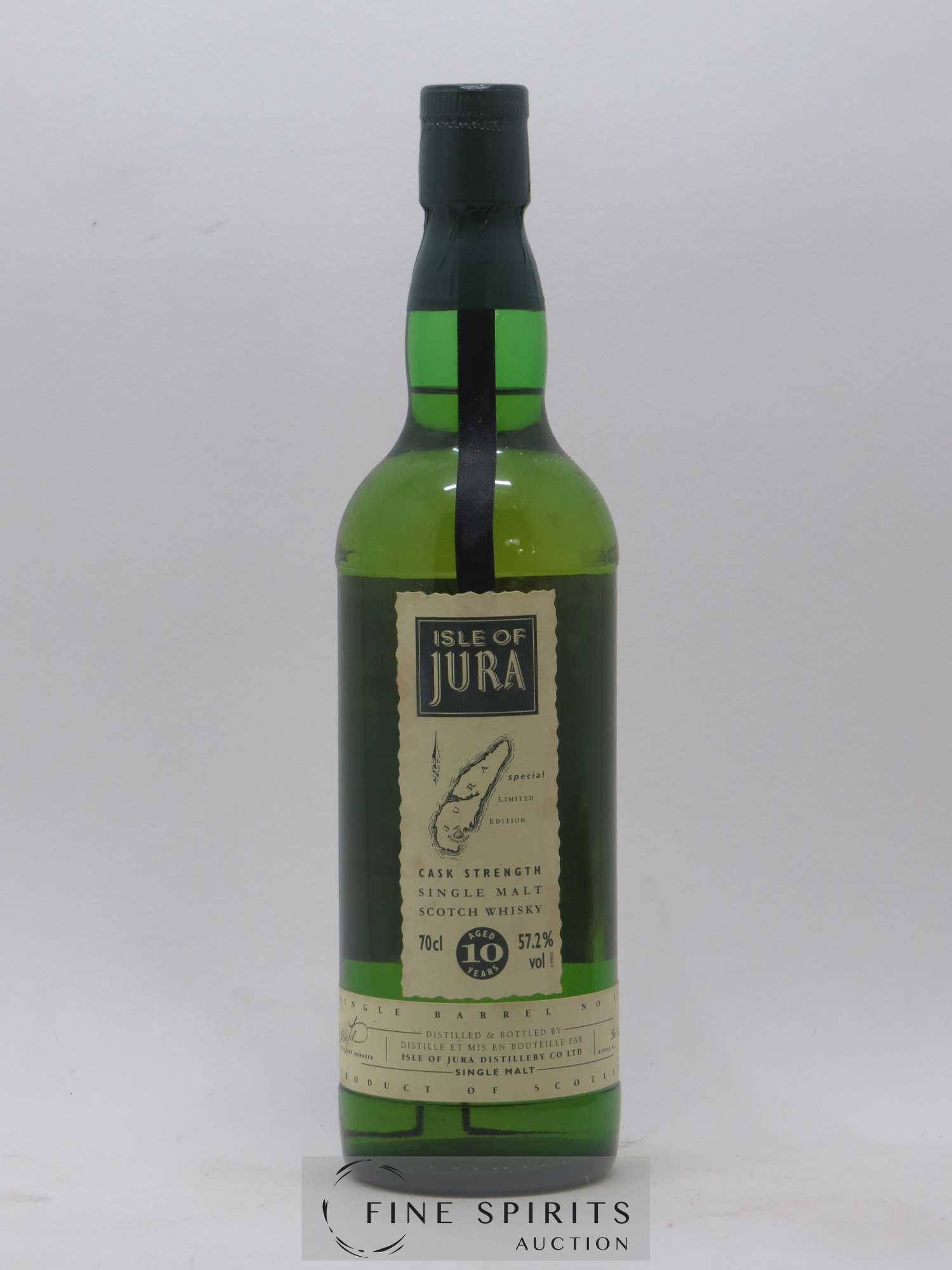 古董 Jura 島 威士忌瓶 壁紙 — 一瓶綠色玻璃瓶裝的Isle of Jura 10年單一麥芽威士忌，直立於純白色背景前。