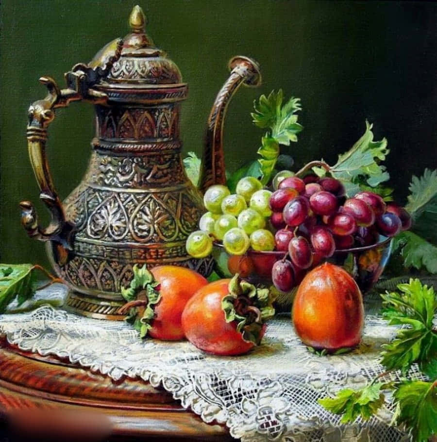 華麗的黃銅咖啡壺與葡萄和柿子放在蕾絲墊布上。