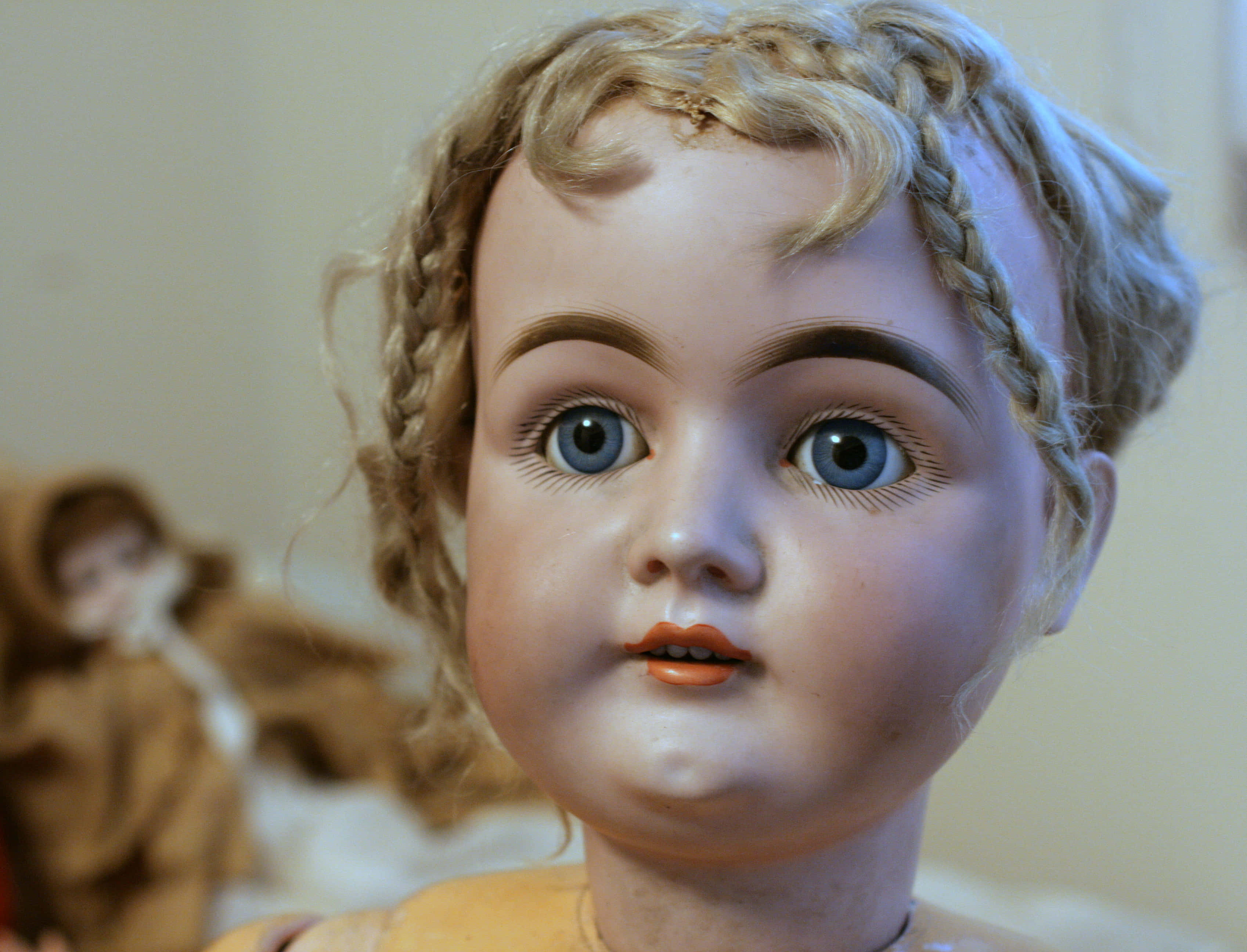 Dolls 桌布 壁紙 — 古董娃娃特寫，藍色眼睛，辮子金髮，背景柔和模糊。