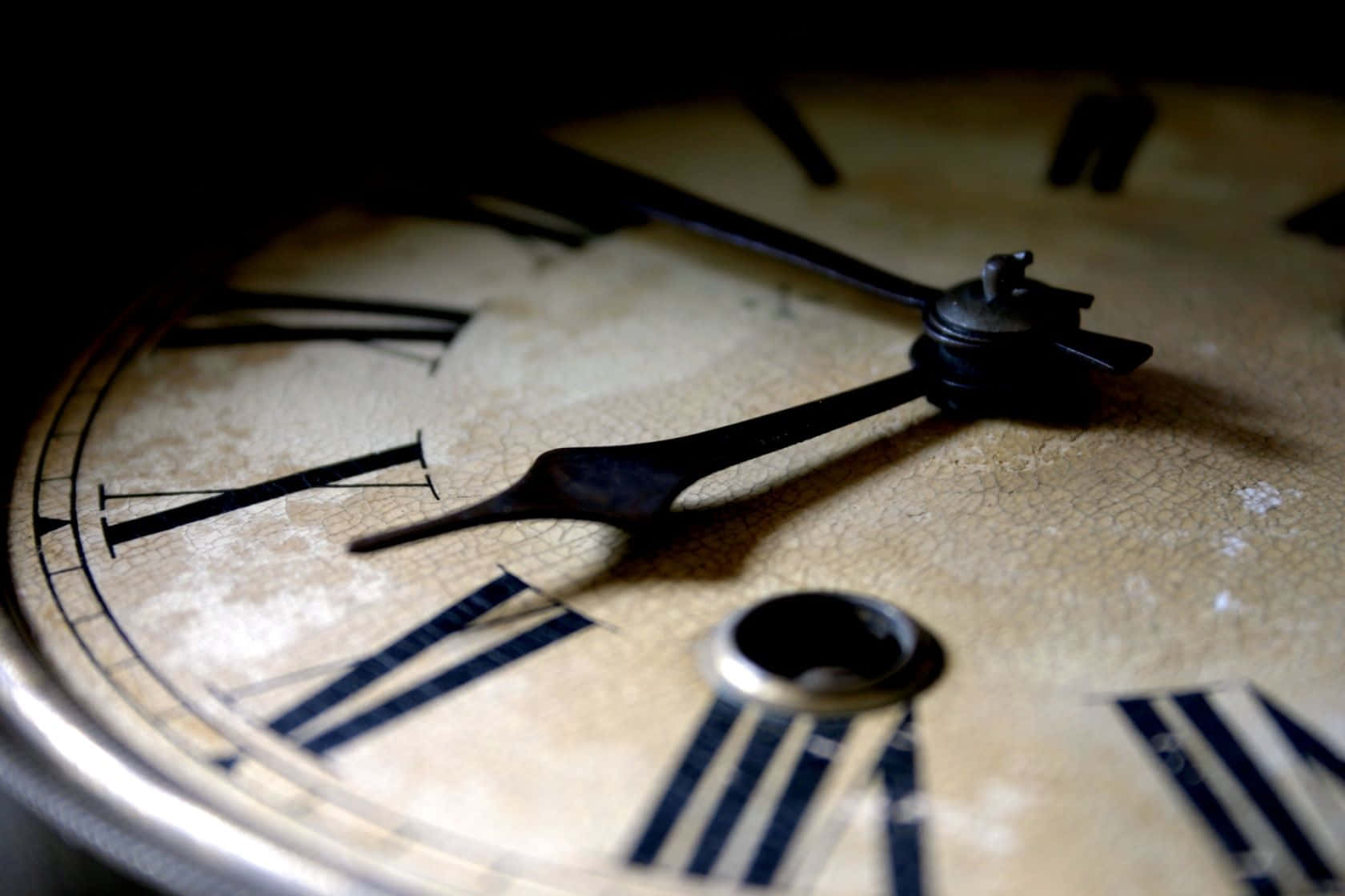 Time 桌布 壁紙 — 古董時鐘錶面特寫，帶有龜裂的奶油色油漆和黑色羅馬數字，在戲劇性燈光下。