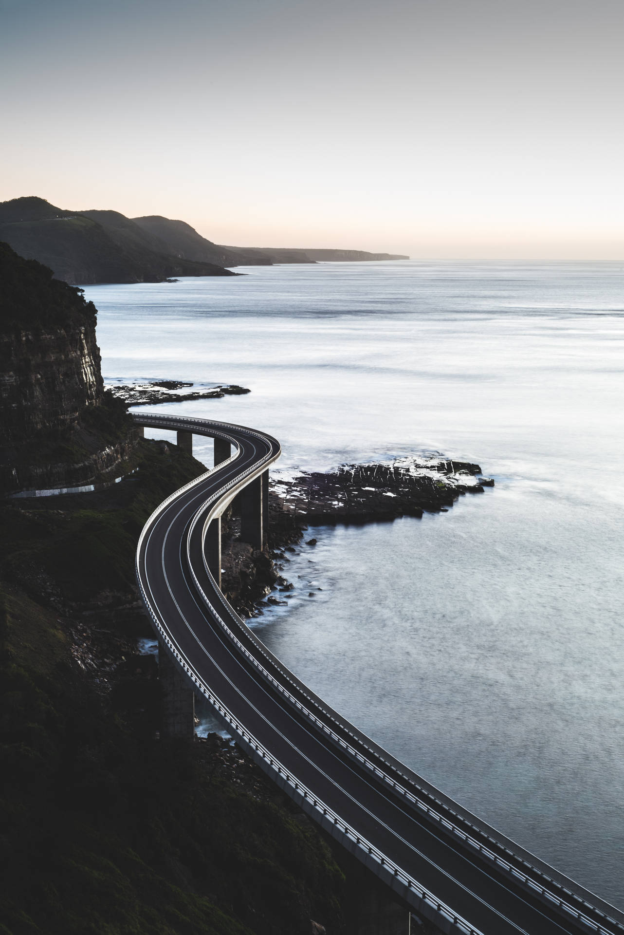 日出時蜿蜒的海岸公路，海洋和懸崖