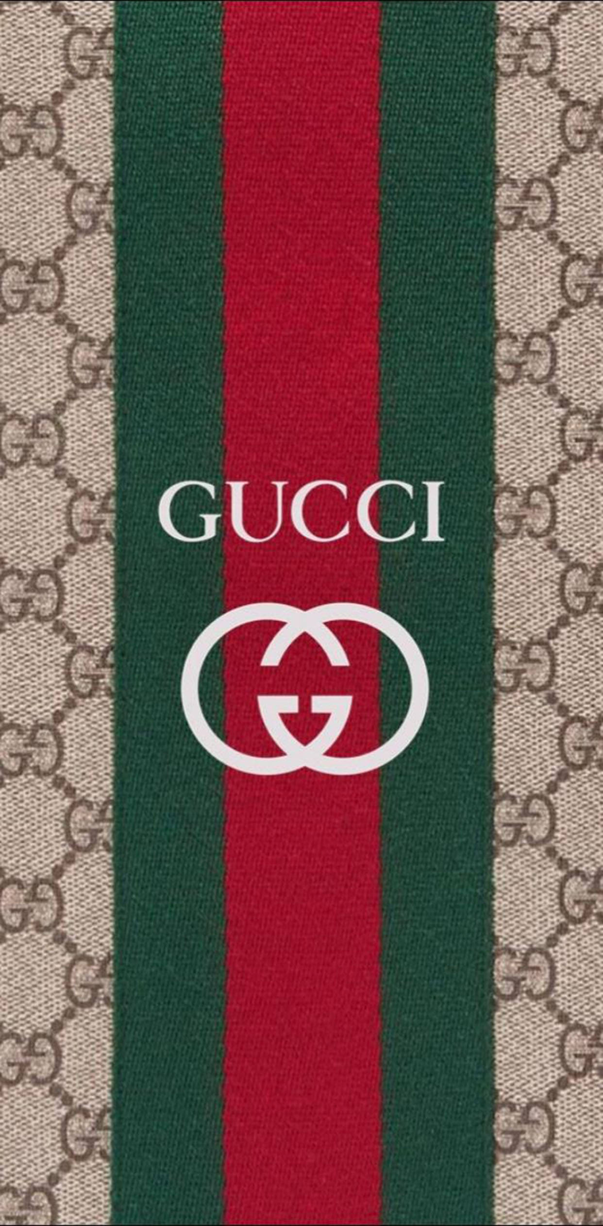 古馳圖案條紋藝術 壁紙 — 垂直Gucci標誌居中於標誌性米色字母組合布料上，帶有紅色和綠色條紋。