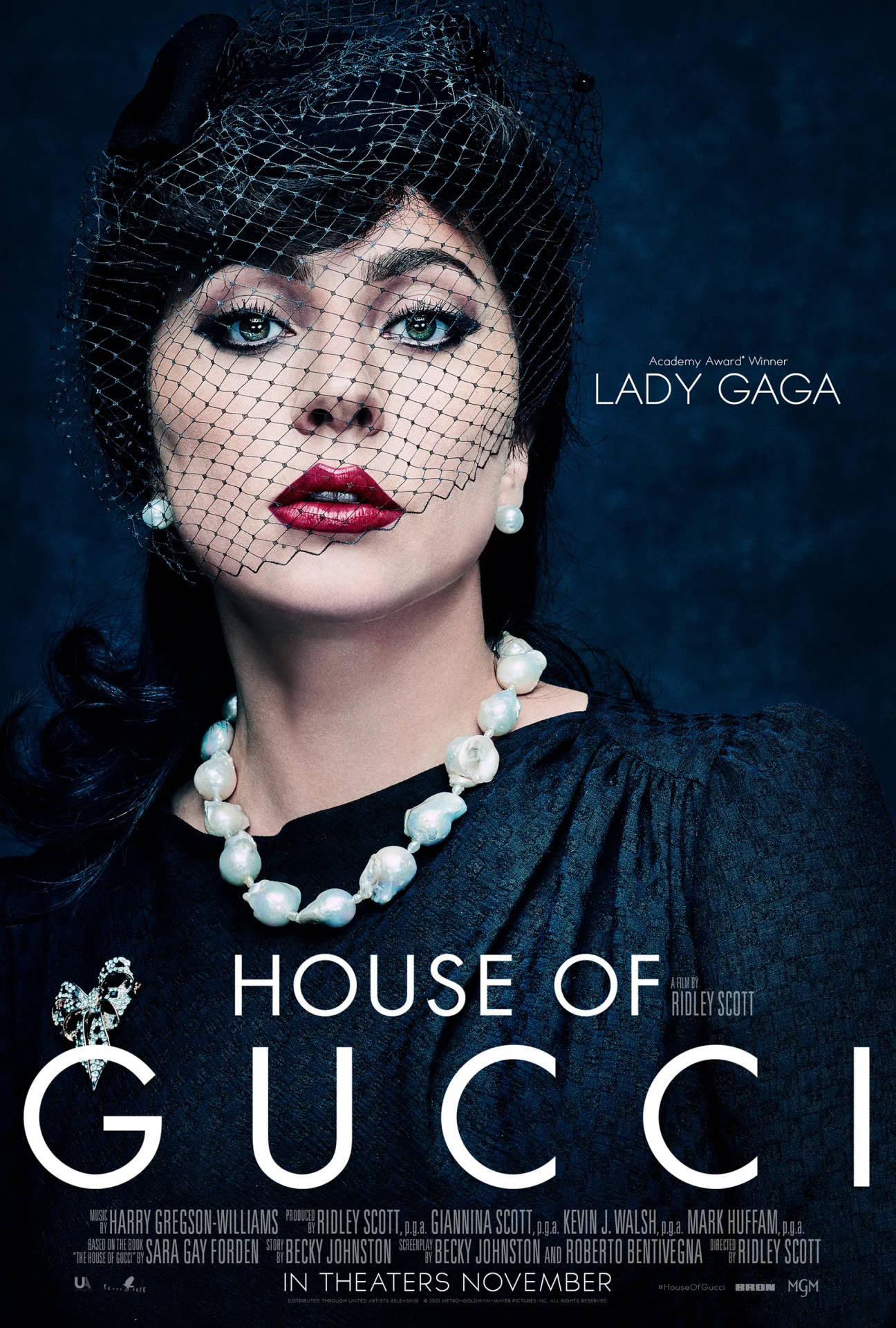 電影海報中戴著黑色面紗和珍珠項鍊的 Lady Gaga。 — 古奇家族 壁紙