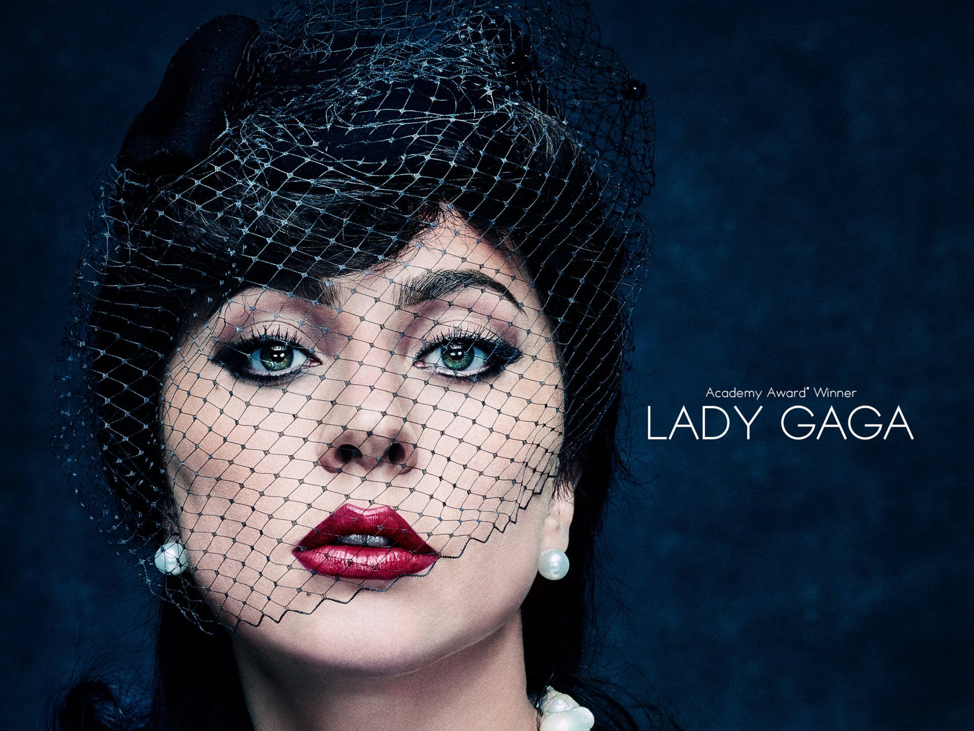 Lady Gaga 戴黑色面罩，紅唇和珍珠耳環，背景深藍色。 — 古奇家族 壁紙
