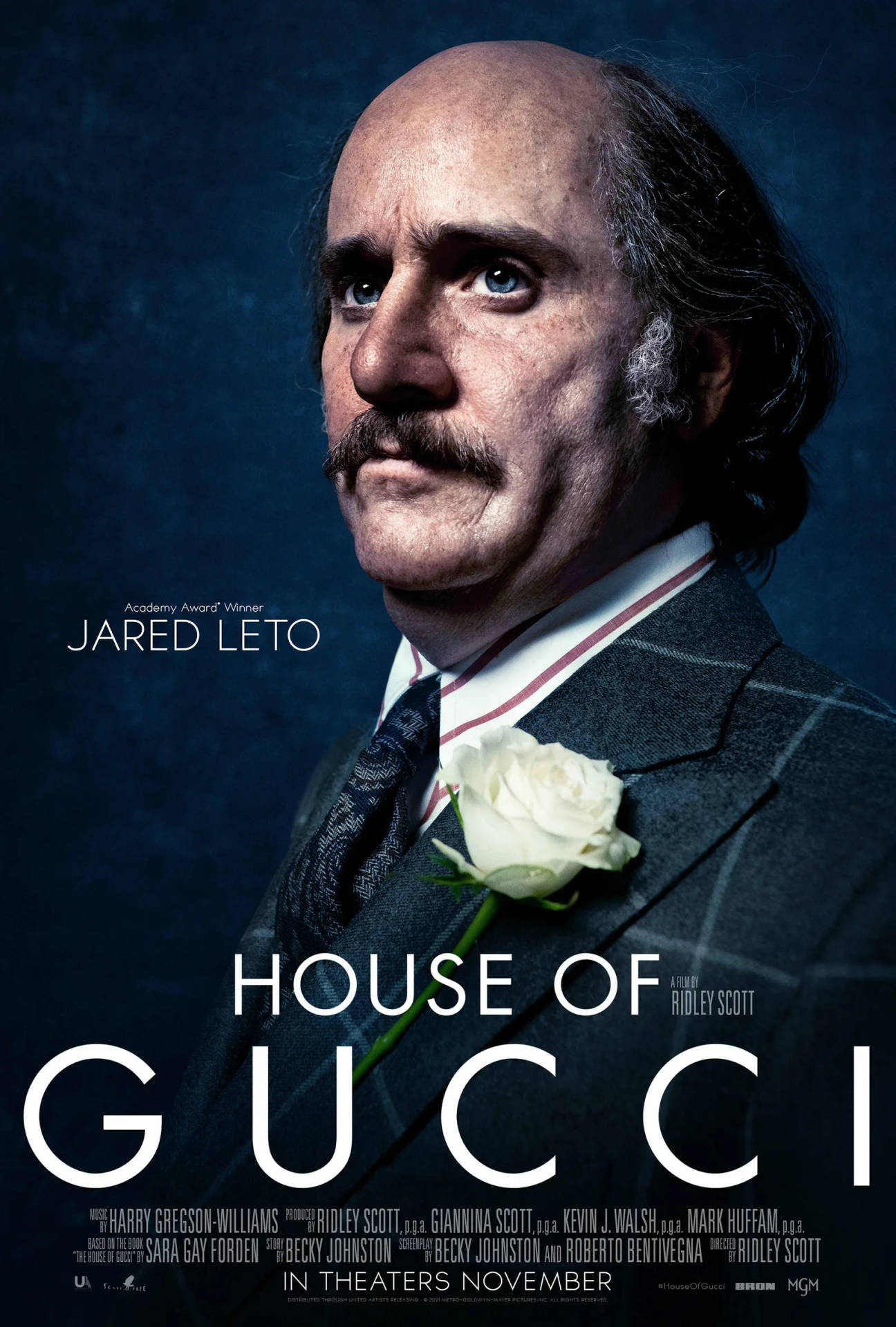 Jared Leto 身穿西裝，佩戴白色玫瑰，電影《GUCCI名門望族》海報。 — 古奇家族 壁紙