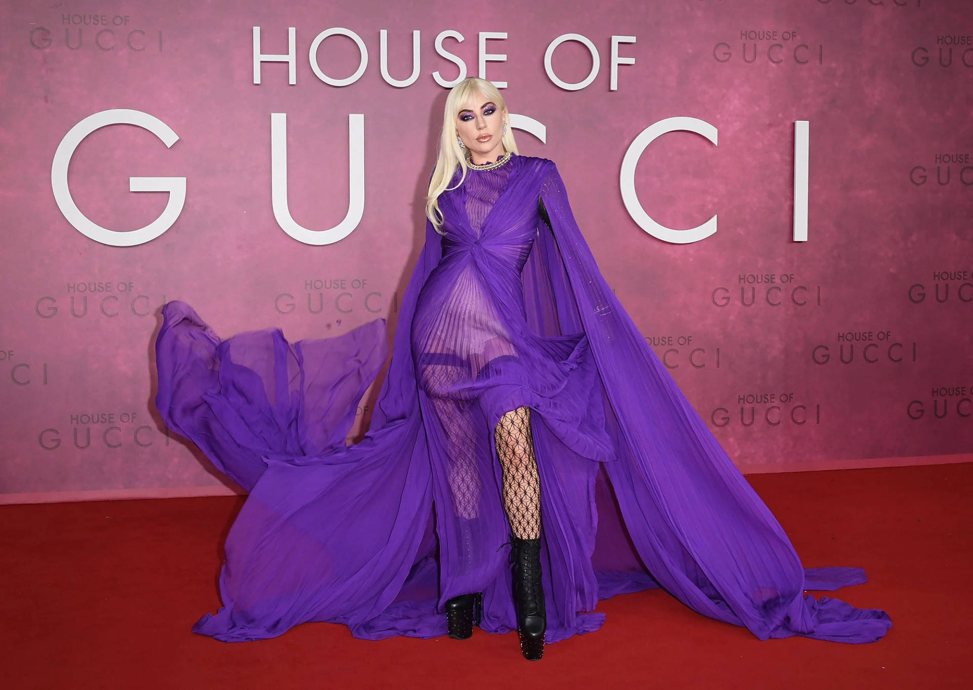 Lady Gaga 喺 House of Gucci 首映禮上身穿紫色長裙行紅地毯。 — 古奇家族 壁紙