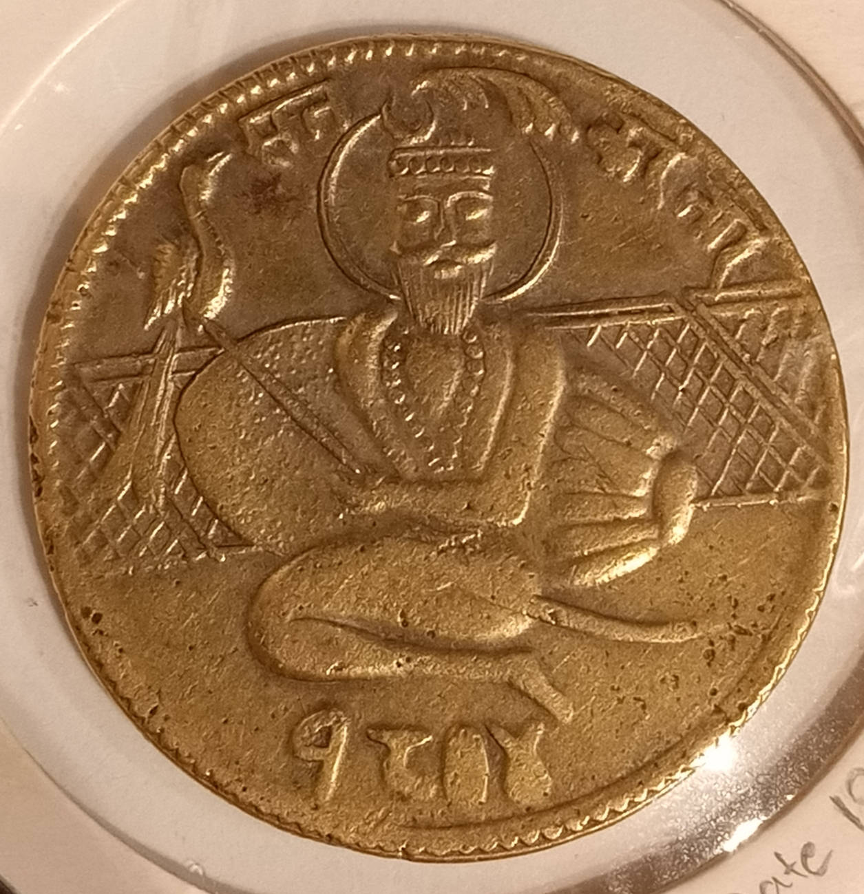 一枚古代金幣，上面有一位戴著王冠和珠子的國王坐著。