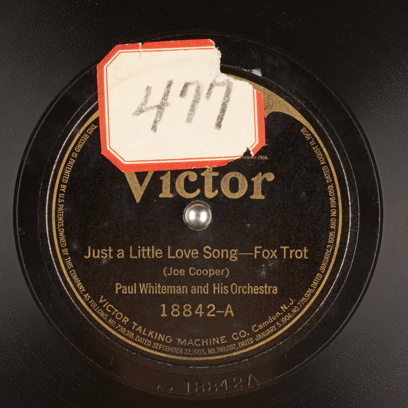 復古Victor唱片標籤，帶有歌曲標題和藝術家詳細信息，以及帶有數字477的撕裂紅色標籤。
