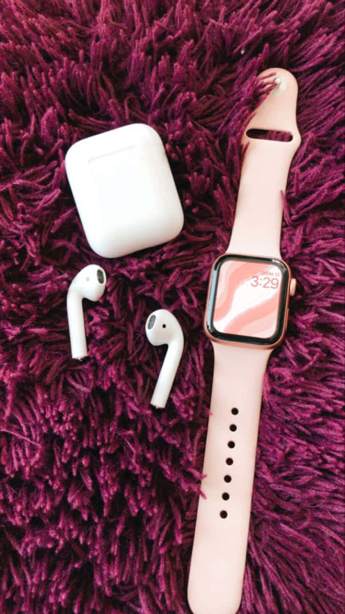 白色Apple AirPods及Watch在紫紅色地毯上