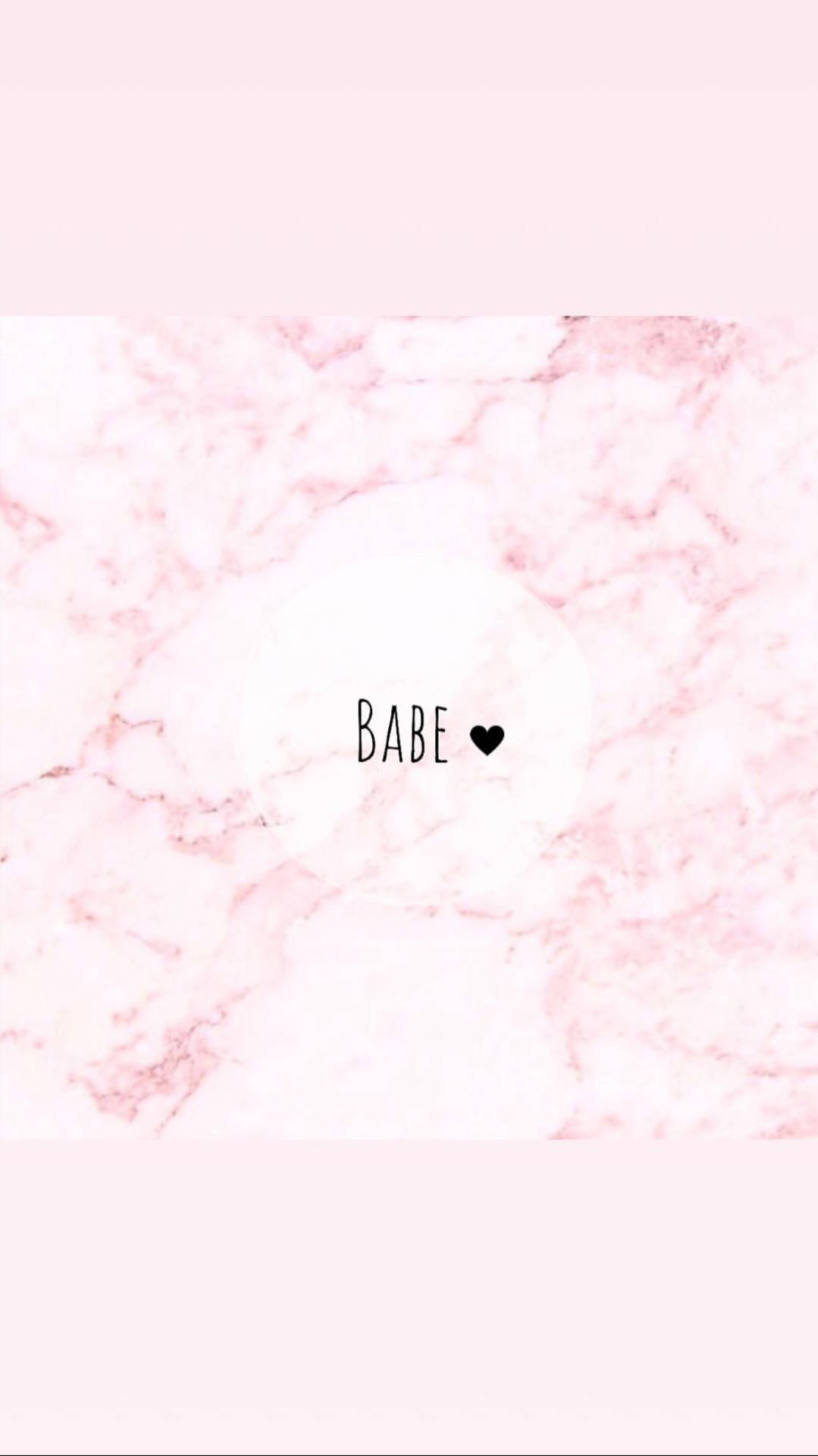 粉紅色大理石背景，白色圓圈內有「BABE」字樣和一個心形。