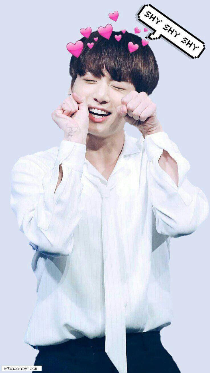 可愛 Jungkook 美學 壁紙 — 一個穿著白襯衫的年輕男子頑皮地用拳頭遮住眼睛，粉紅色的心形漂浮在他的頭頂上。