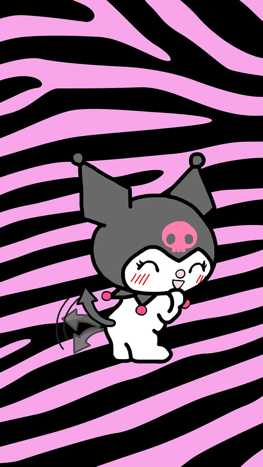 可愛 Kuromi 黑粉圖案背景 壁紙 — 一個可愛的卡通惡魔角色，頭上有一個粉紅色骷髏頭，站在大膽的粉紅色和黑色斑馬條紋背景前。