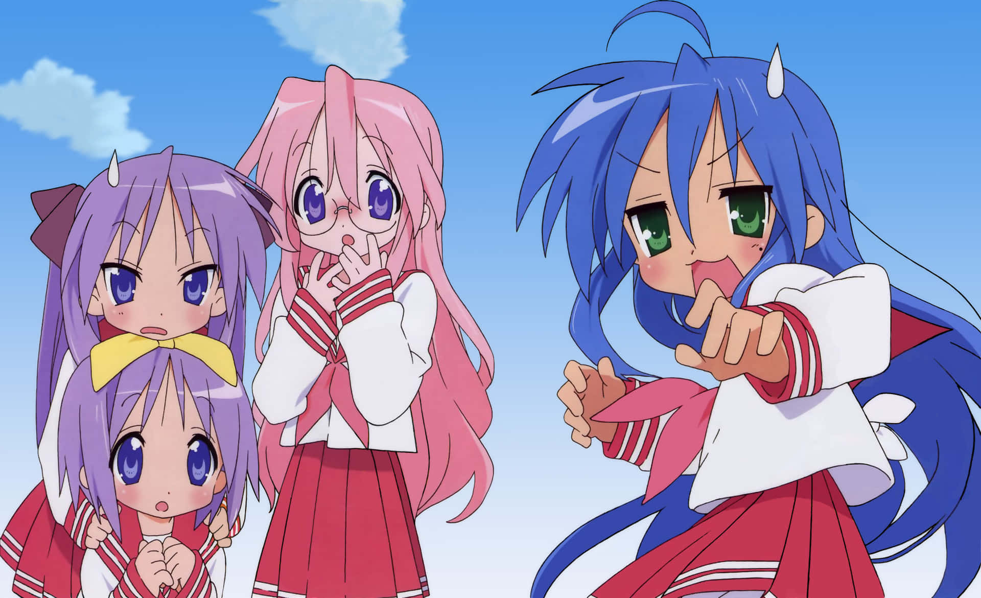 可愛《 Lucky Star 》角色 動畫核心 壁紙 — 四個穿著校服、有角和尾巴的動漫女孩，在藍天白雲下開心地擺姿勢。