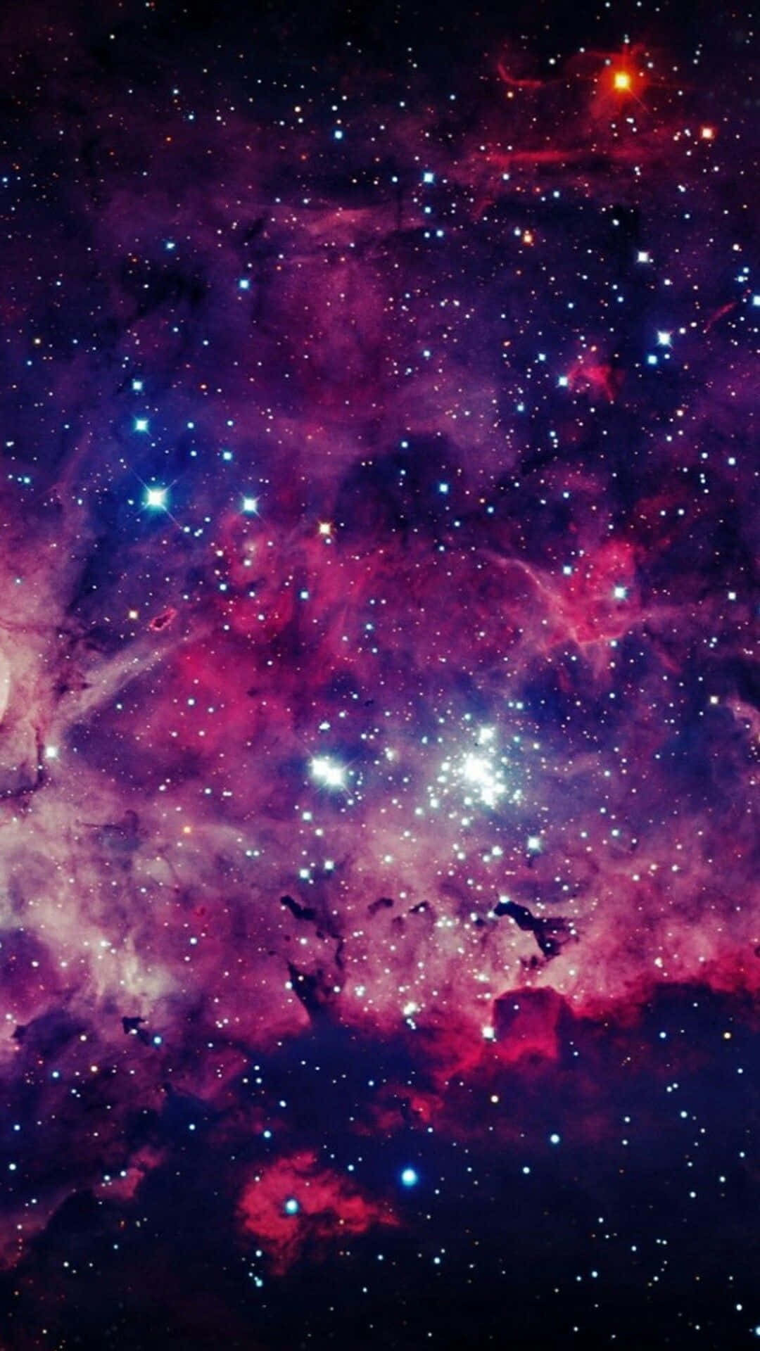 可愛 Pastel 星空 外太空 壁紙 — 一個充滿活力的宇宙星雲，旋轉著洋紅色和靛藍色的雲團，點綴著閃爍的藍色和橙色星星。
