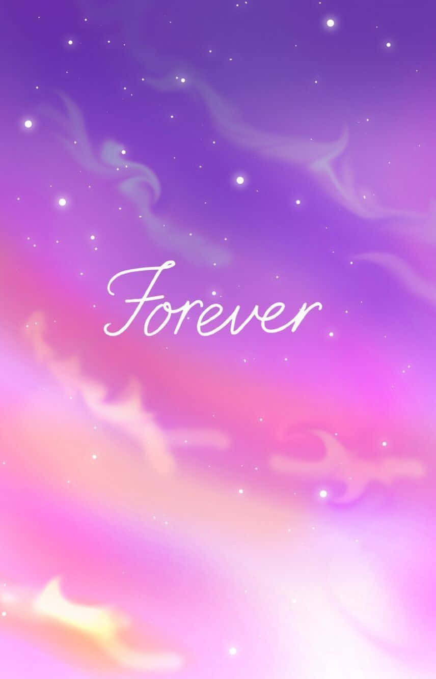 可愛 Pastel 星空 永遠 壁紙 — 夢幻的漸變天空，紫色、粉紅色和黃色交織，有旋轉的雲朵和星星，並以優雅的字體呈現「forever」一詞。