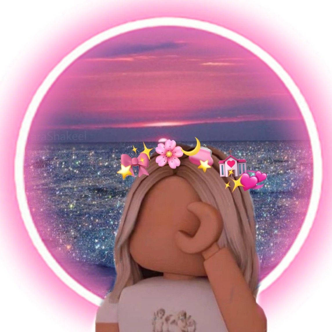 Roblox頭像帶有粉紅色配飾，在日落時看著閃閃發光的海洋。