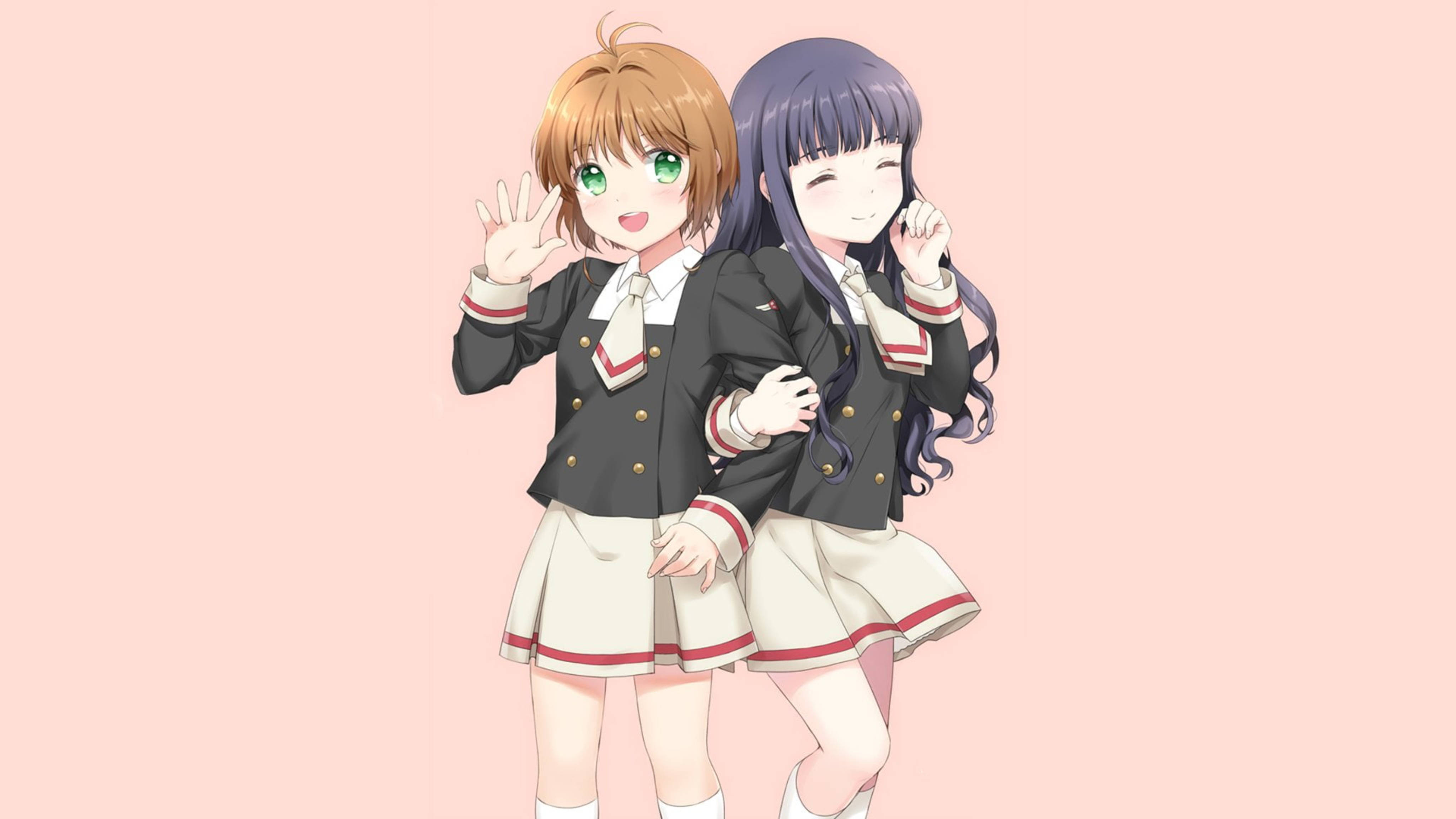 可愛《庫洛魔法使》櫻與知世 壁紙 — 兩個開心的動畫女孩穿著相配的校服，在柔和的粉紅色背景前揮手微笑。