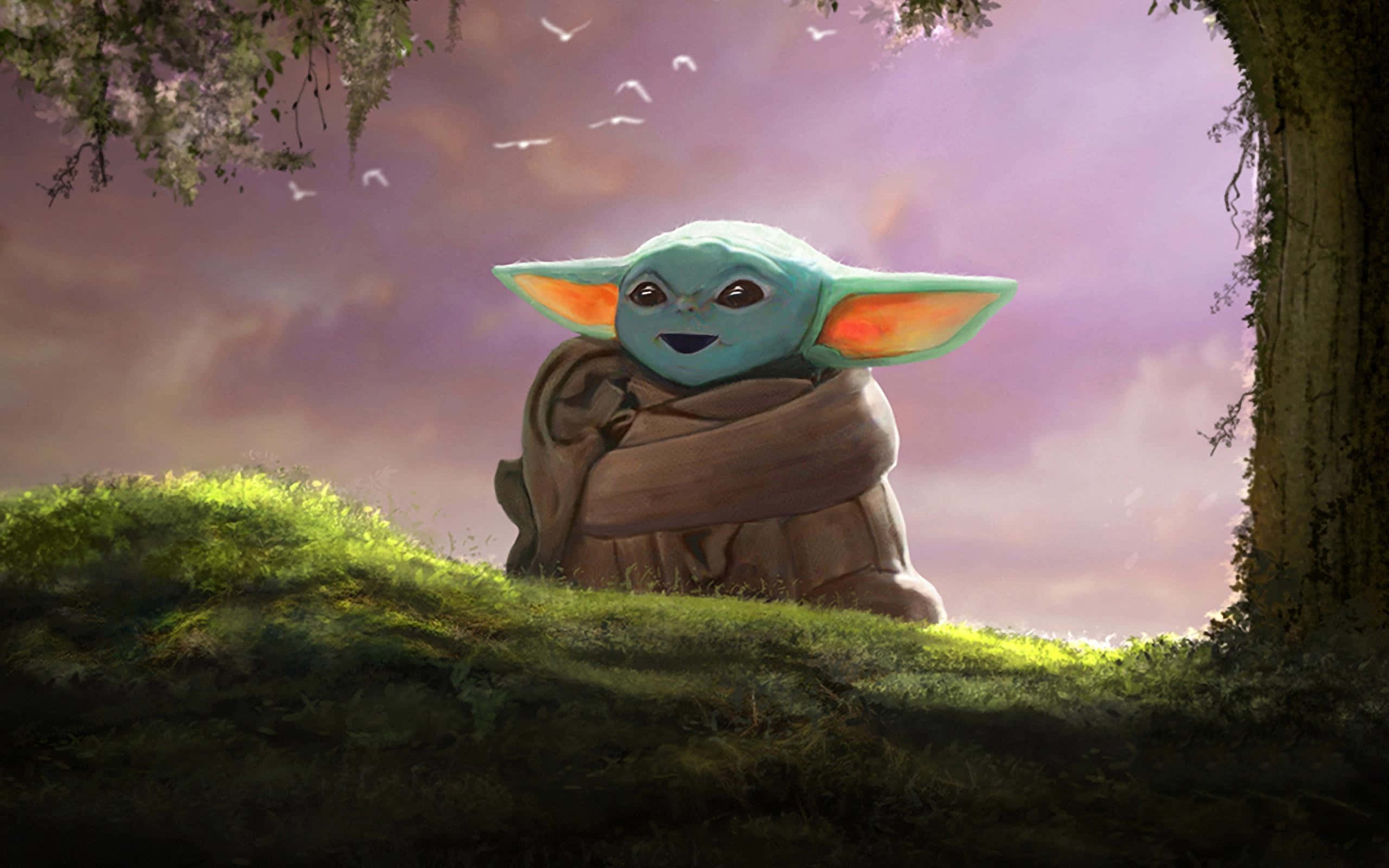 可愛Baby Yoda 壁紙 — 一個開心的綠色皮膚嬰兒尤達坐在一個長滿苔蘚的山丘上，披著棕色長袍，紫色暮色天空中有鳥兒飛翔。