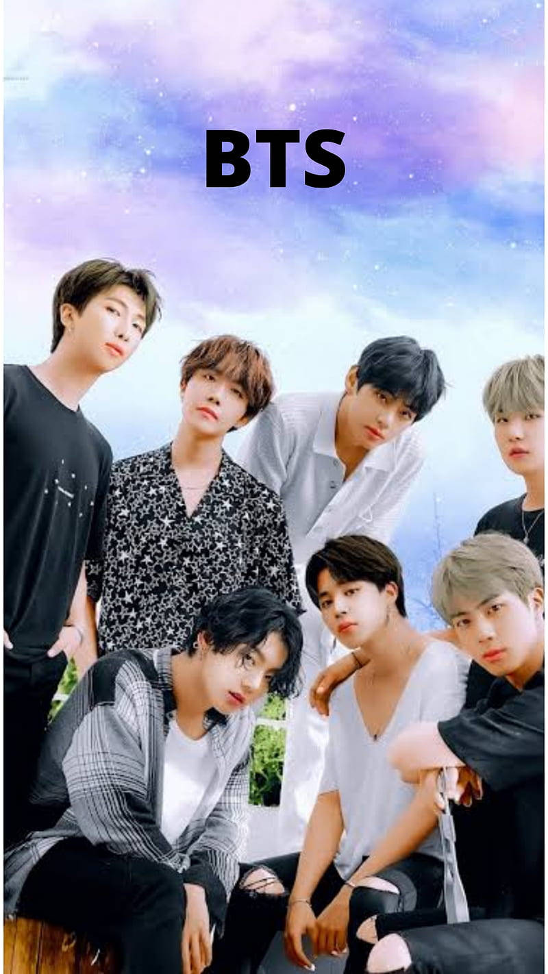 七位K-pop偶像在星空下擺姿勢，帶有「BTS」文字。
