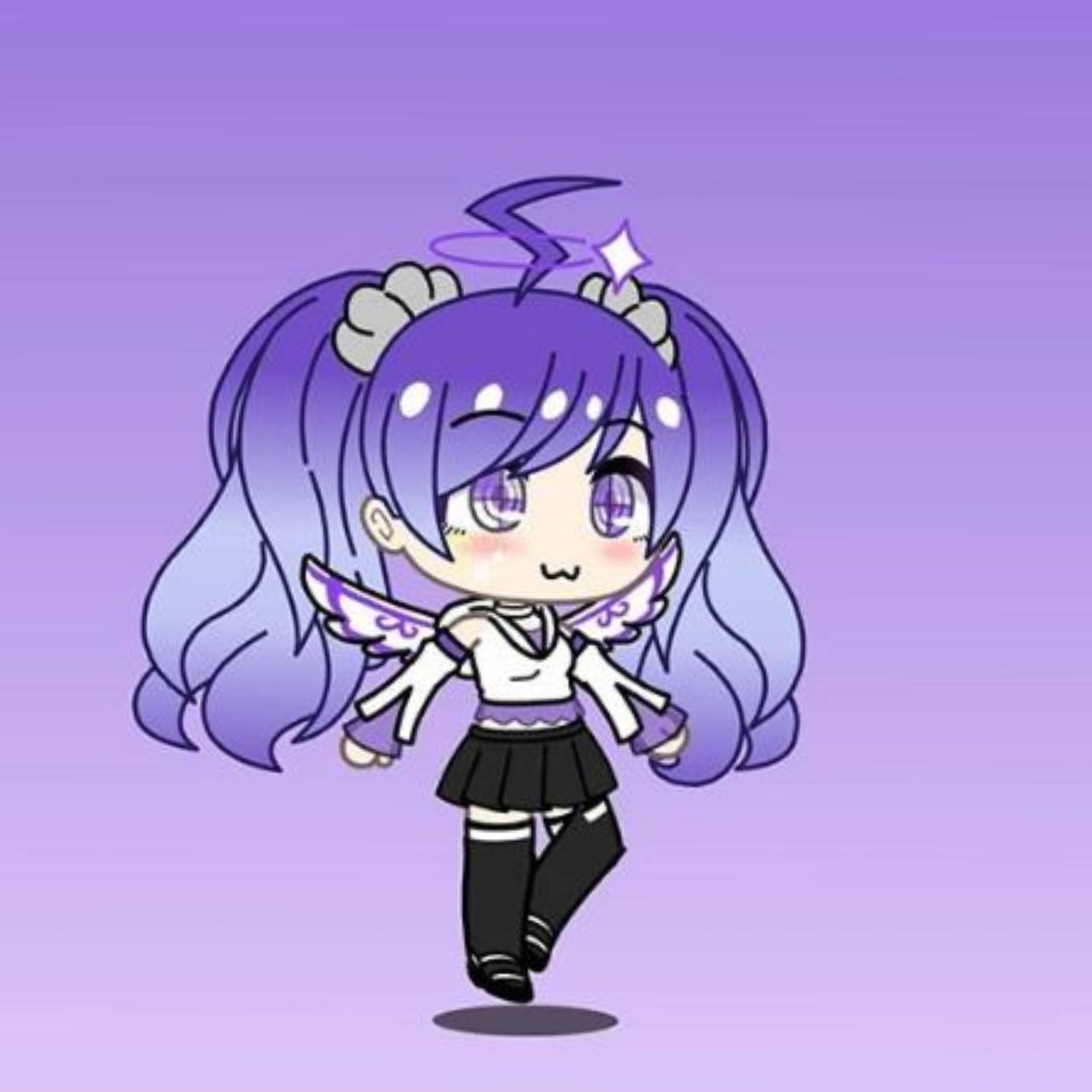 可愛Gacha Life女孩有翅膀 壁紙 — 一個擁有紫色頭髮和翅膀的Q版動漫女孩，在柔和的紫色漸變背景前開心地微笑。