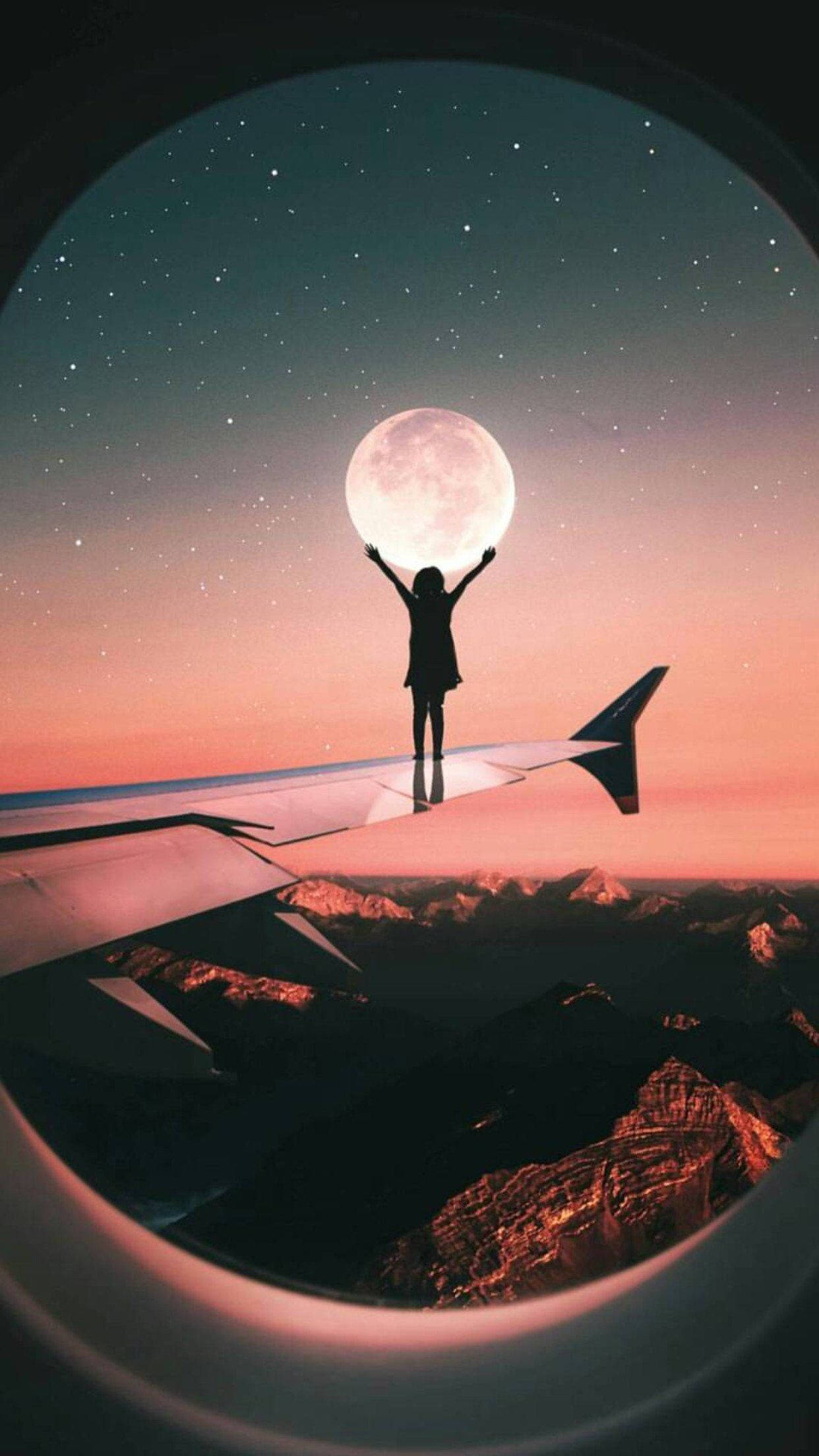 可愛Instagram女孩與月亮 壁紙 — 一個人的剪影在發光的滿月和星空下勝利地站在飛機機翼上。