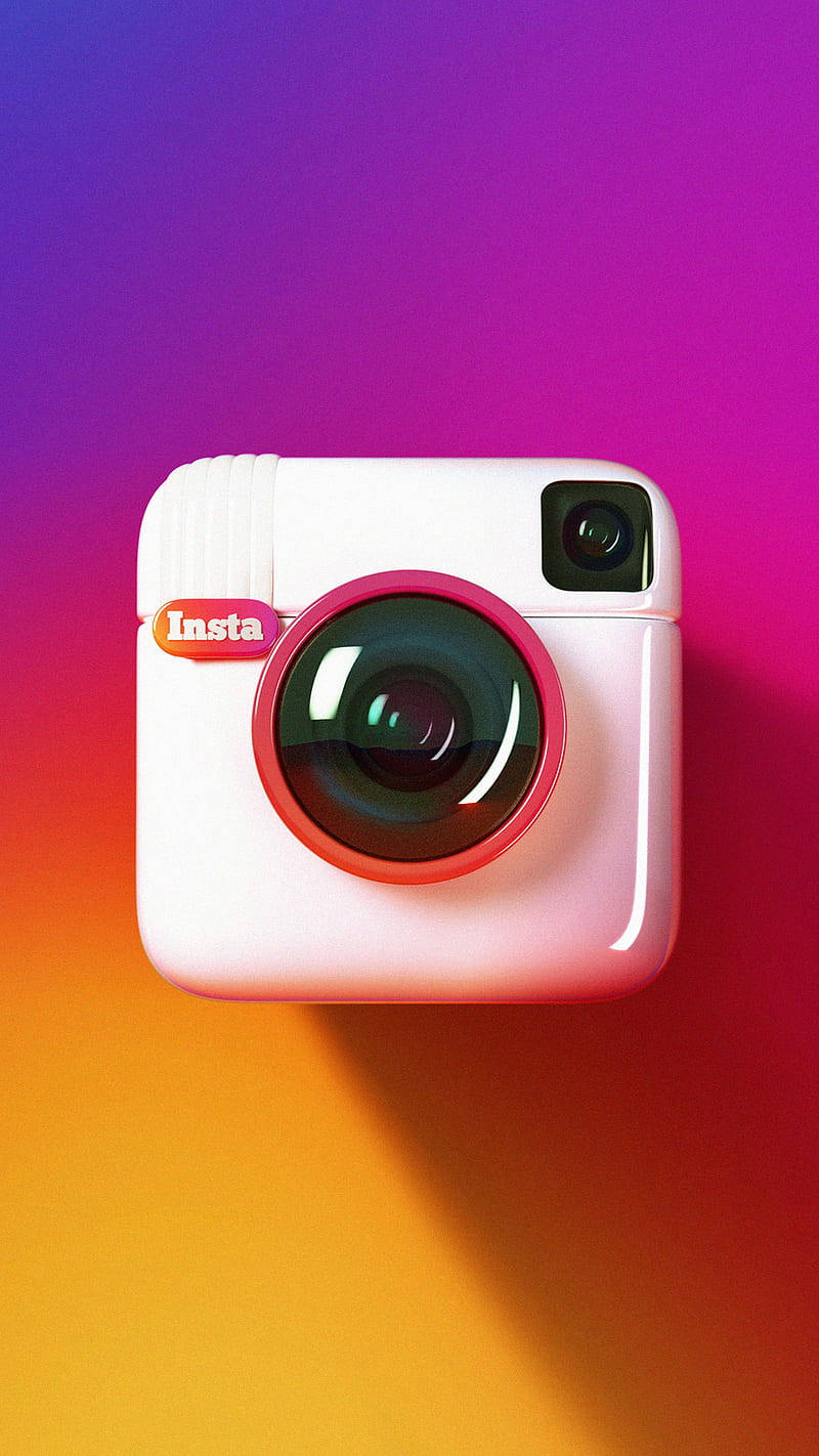 可愛Instagram相機造型 壁紙 — 一部帶有紅色點綴的白色 Insta 相機，居中放置在紫色、粉紅色、橙色和黃色的鮮豔漸變背景上。