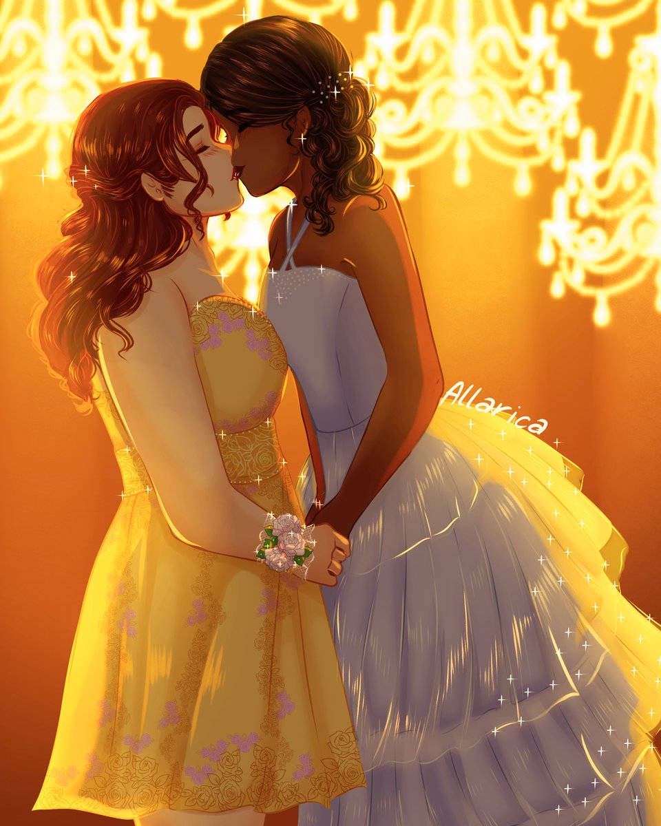 可愛LGBTQ女孩婚禮親吻藝術 壁紙 — 兩位身穿優雅禮服的女士在溫暖燈光的宴會廳中，於閃爍的水晶吊燈下深情接吻。